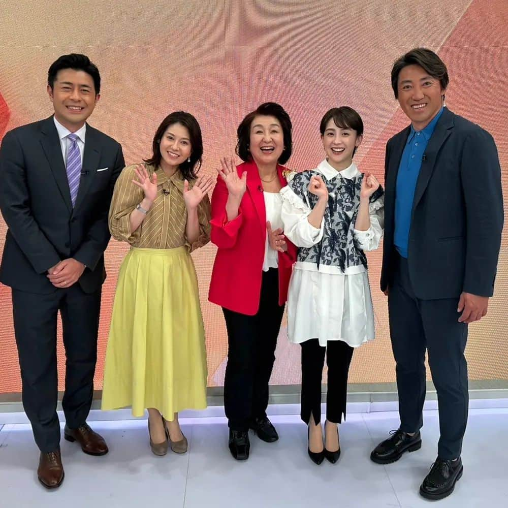 フジテレビ「プライムニュース イブニング」さんのインスタグラム写真 - (フジテレビ「プライムニュース イブニング」Instagram)「侍ジャパン凱旋帰国✨きょうは監督や選手たちの帰国会見などお伝えしました。  写真はきのうの、オンエア後のショット📸です。  #内川聖一  さんきのうまでの3日間、熱い解説を本当にありがとうございました❣️  #侍ジャパン #wbc c #wbcロス #侍ジャパンありがとう  #榎並大二郎　@enami_daijiro  #宮司愛海　@manami_miyaji  #遠藤玲子　@reiko.endo_0429  #住田裕子 #イット #フジテレビ」3月23日 20時01分 - livenews_it