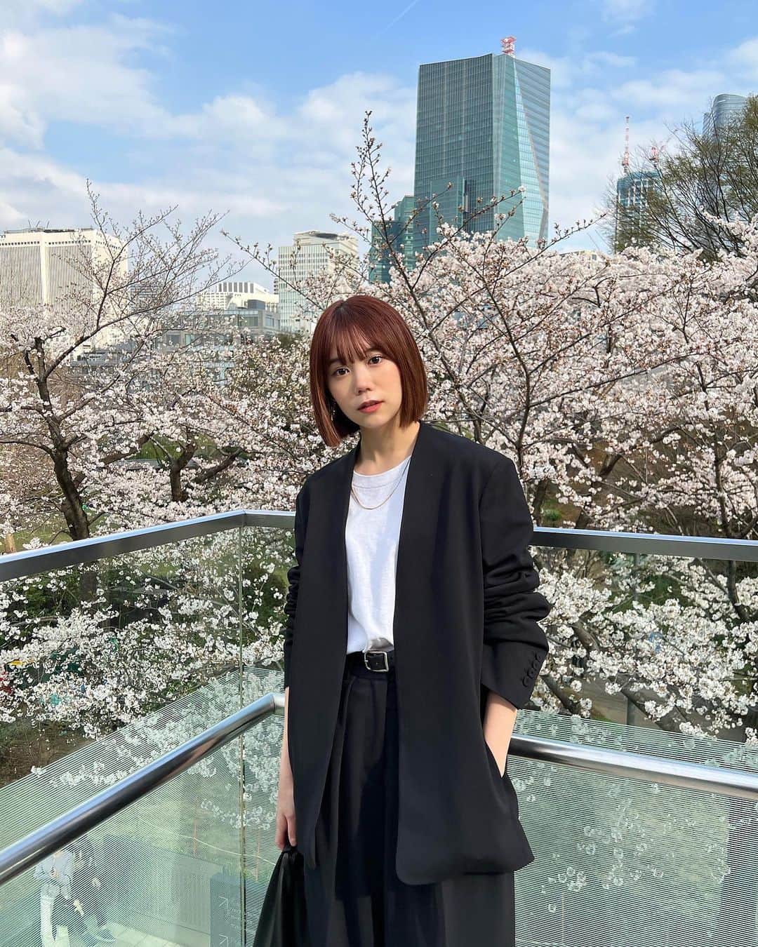 千田麻実のインスタグラム：「⠀ 昨日🌸美術館までの道中で桜咲いてて お花見できました✌🏻🌸  #お花見」