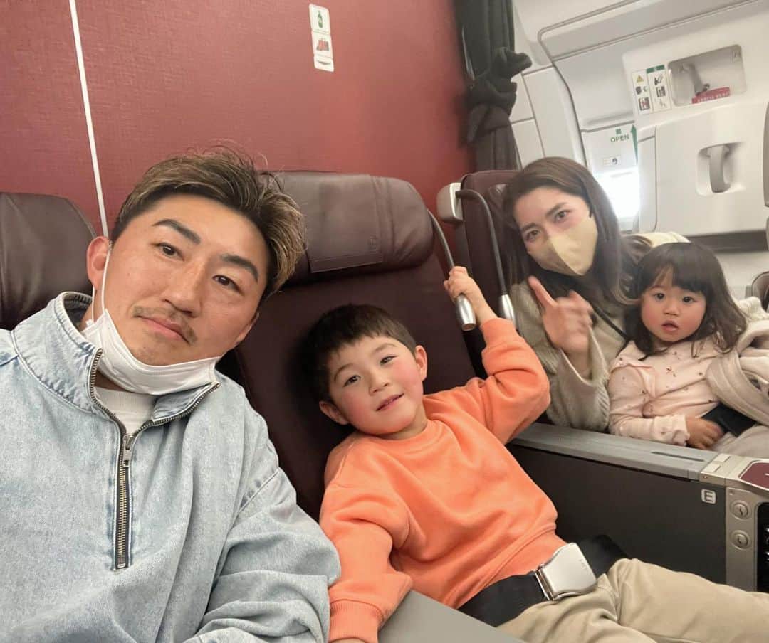 山崎秀晃のインスタグラム：「弾丸トラベル👨‍👩‍👧‍👦 #✈️✈️✈️」