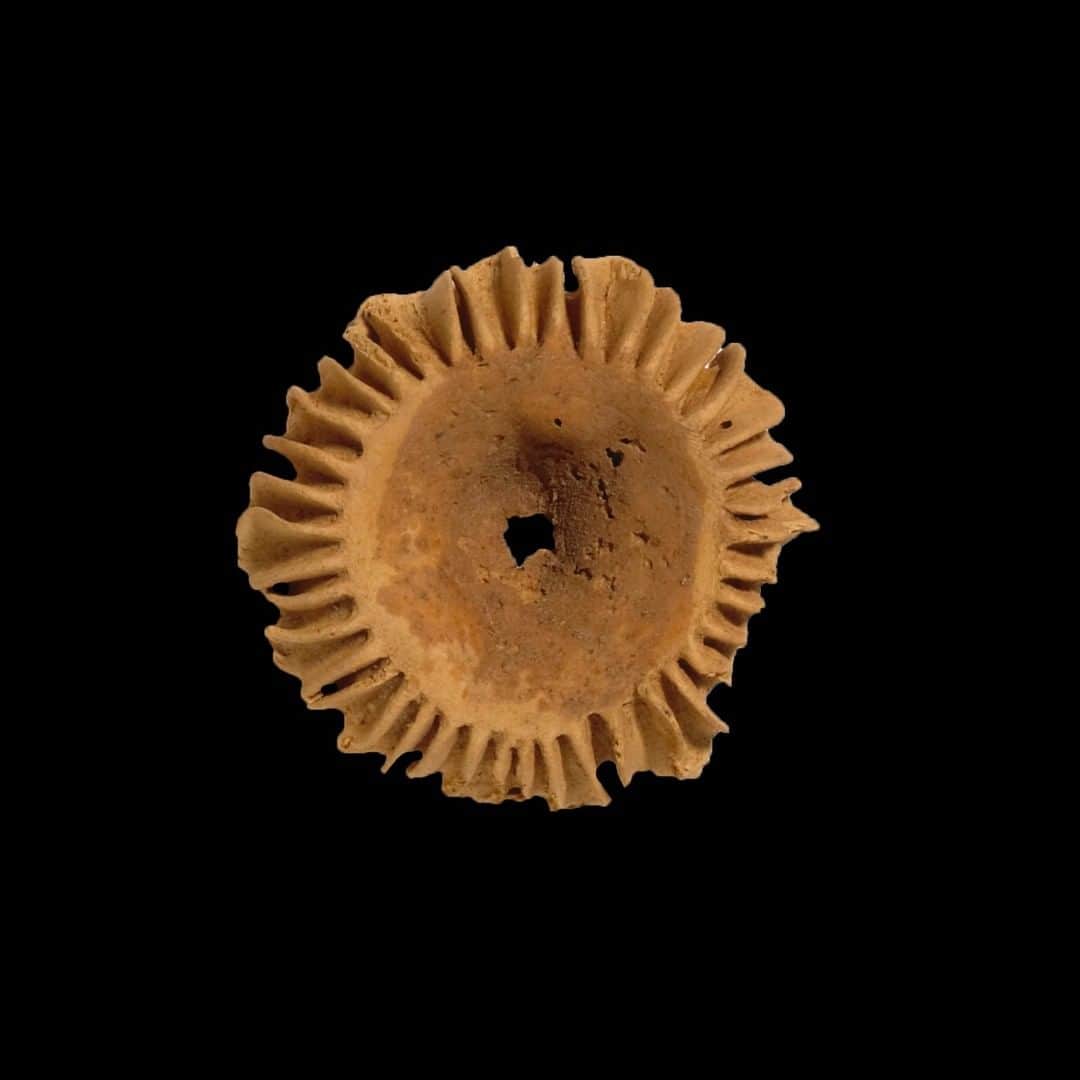 大英博物館のインスタグラム：「Welcome to the Tang Dynasty bakery – can we interest you in a 1,300-year-old jam tart? 🍰  These pastries are a remarkable survival from mid-8th-century China, and were preserved in the dry desert conditions of Turfan.   They were buried in the Astana Cemeteries, alongside other objects to accompany the deceased into the afterlife.  As well as these pastries, archaeologists have found embroidered silks, paper documents, and decorative objects made from wood and clay.  Together, they can help us to understanding what daily life might have been like for the people living along the Silk Road, and the kind of items they used and enjoyed.  🔎 Six pastries in decorative shapes. Turfan, China, mid-8th century.  #BritishMuseum #SilkRoad #TangDynasty #Pastry」