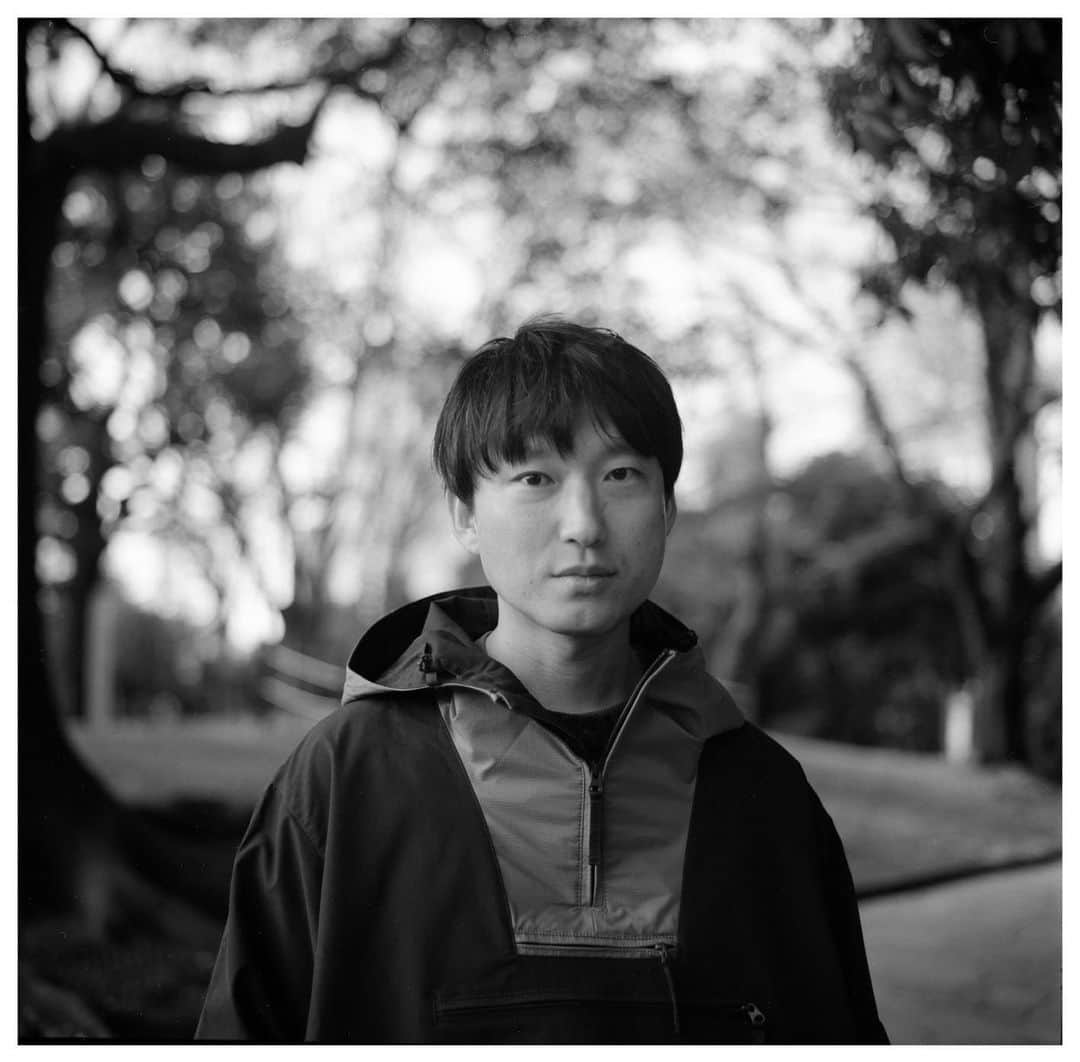lute / ルーテのインスタグラム：「Interview with 蓮沼執太 ( @shuta_hasunuma ) ♩ ♫  Occupation：音楽家  Q. 音楽、映像、アート、インスタレーションなど、ジャンルを超えて活躍する蓮沼執太さんの原動力となるものは？  好奇心  Q. 創作活動に使っているアイテムや機材で、欠かせないものは？  シンセサイザー EMS Synthi A  Q. お気に入りのMVは？  Wolfgang Tillmans - Insanely Alive (Pet Shop Boys Radio Edit)  https://www.youtube.com/watch?v=OPCn2jzE--4  Q. 好きなクリエイターは？  Dan Graham（ダン・グラハム）  Q. 最近気になっている人物やプロジェクトはある？  友達が出版している『mahora（まほら）』という本  Q. 最近の活動はどう？  3/22 アルバム"symphil" リリース、4/2 "ミュージック・トゥデイ" オペラシティ公演  Photography📷 :  @abe_yusuke  音楽動画メディア「lute」によるインタビュー企画「IN TOWN」✍️アーティストやクリエイターのインサイドをストリートから配信📸」