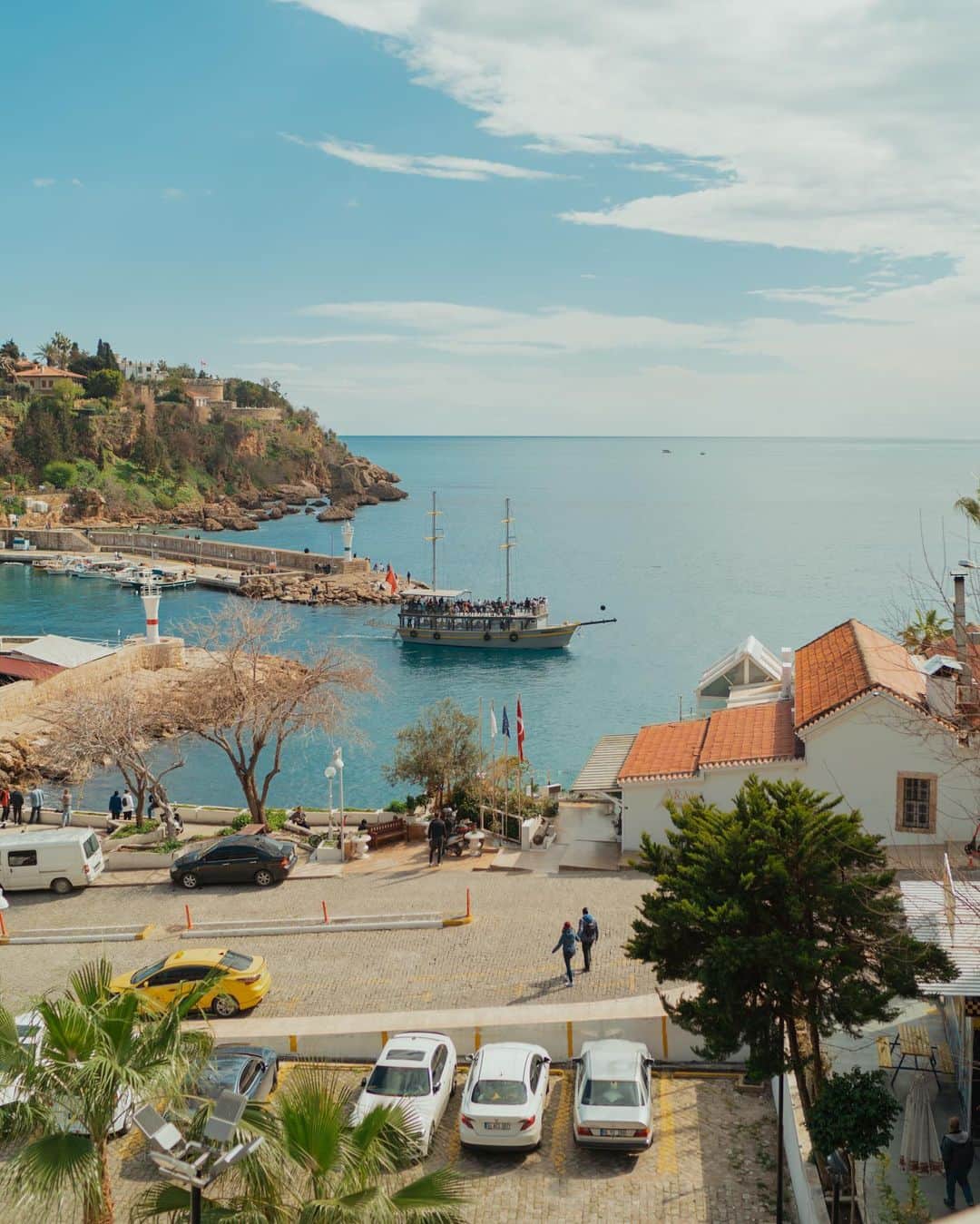 Putri Anindyaのインスタグラム：「Postcards from Antalya //  Turkey has always been in a special place of my heart since I first stepped on this country in 2014. This time, I came back to see the different place. I got lucky to be able to explore Antalya. An east Mediterranean sea side city that surrounded by beautiful beach and mountains. The nature here is so beautiful. Also the old city of Antalya is really enchanting.   As we know, People of Turkey suffered a great deal after the earthquake. I’m heartbroken. For what I learnt, there are a lots of victims who lost their homes are evacuated in Antalya. And here, for a city that quite depends on the tourism revenues, the tourists are less than before. And this country and Antalya deserves much more because it is beautiful and by visiting we can also help their economy growth.   Anyway, here are the first day pictures of my journey in Antalya. Hope you like it!   #goantalya #goturkiye #turkishriviera @goantalya @goturkiye」