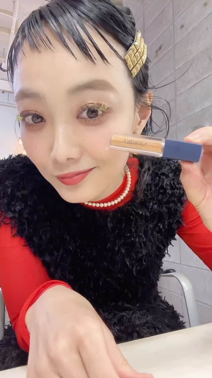 のインスタグラム：「DIDIONのリキッドグリッターの新色🧡 肌馴染みのいいゴールドニュアンスのコッパーがお気に入り✨😍 【03 Ante Up】 . つけ方でキラキラ具合が違うみたい🧡 お気に入りです🎶 . . . #福岡ママ  #アイメイク  #switchmanami  #福岡美容師」