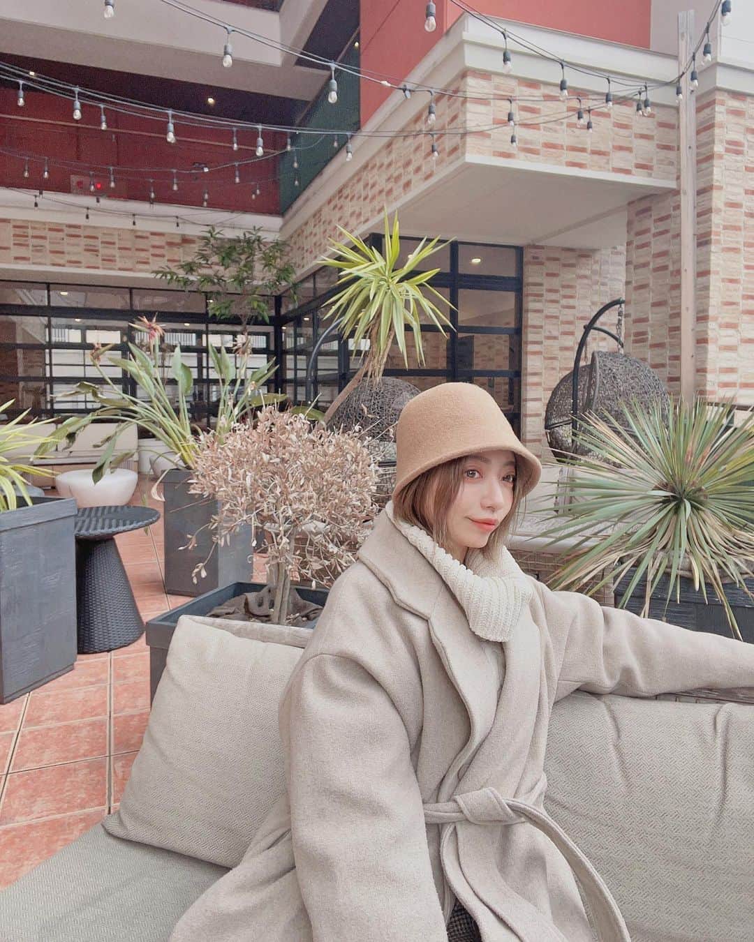 和希詩織のインスタグラム：「消費者庁さんのInstagramアカウント @caa_ethical が出来ました🌿 エシカル消費について世の中へ配信するアカウントだそうです🌱 . . . エシカルについて環境や人に優しいくて素敵だなぁと思ってて古着を着たりしてるよ👖 パンツは古着だよー！ . . 古着にしかない風合いとか 色味もオシャレだったりして フラッと寄った古着屋で思わぬ出会いがまさにセレンディピティ✨ 人と被らないところも好き。 . . 物を大切に使ったり、 リサイクル製品♻️を使って優しい世界にしていけたらいいよね😌🌸 . . . . . . . #エシカル#PR #エシカちゃん #消費者月間 #消費者庁 #デジタル社会 #エシカル消費 #サステナブルファッション#エコな暮らし #古着 #リサイクル #サステナブル #旅のお供 #お出かけコーデ #shein #sheinコーデ」