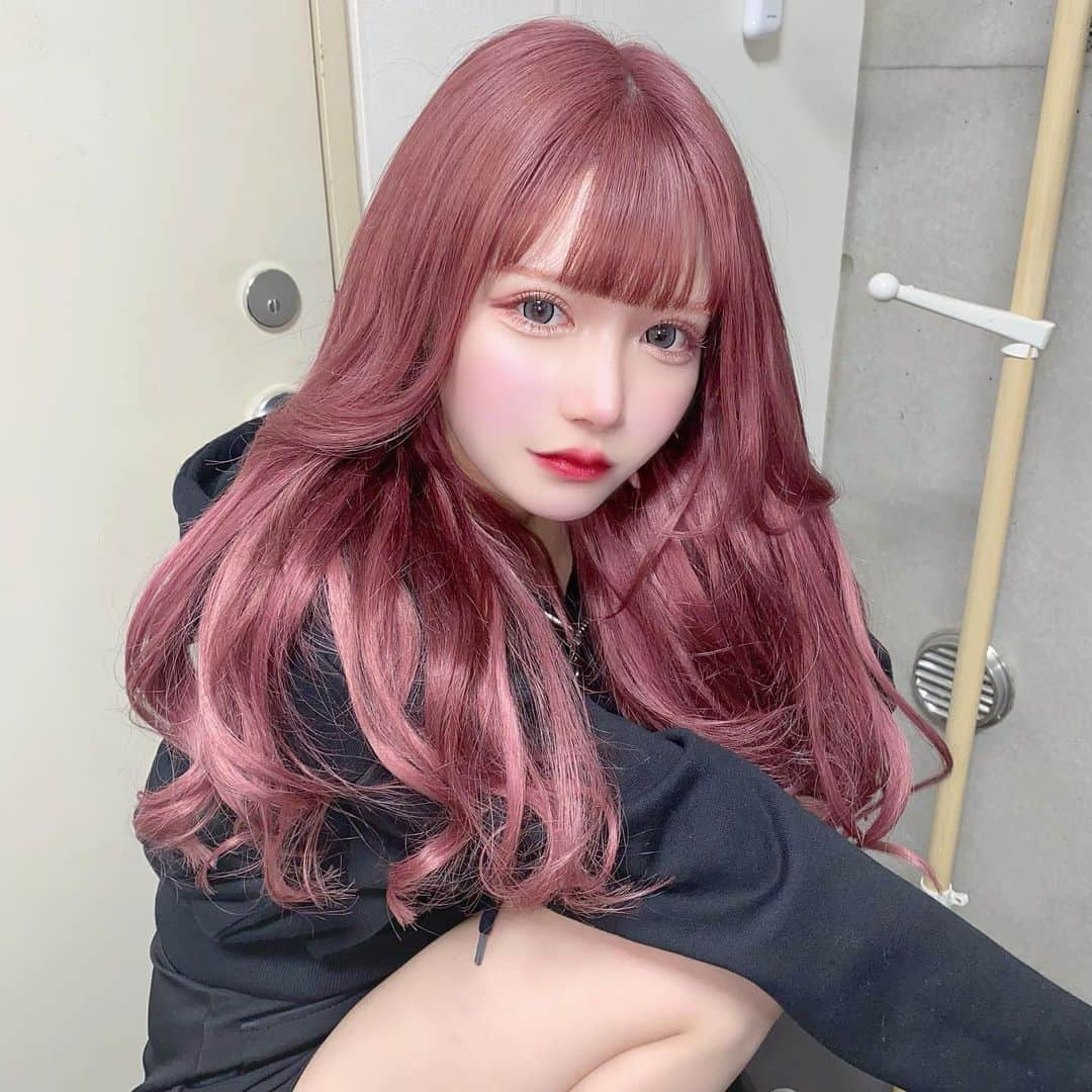 Yuupyonさんのインスタグラム写真 - (YuupyonInstagram)「🎀💇🏼‍♀️🌸🩰 ⁡ ⁡ この前カラーとエクステ兄やんにお願いしてきた💗 @eclat_yusuketokita  いつも綺麗にしてくれて本当に感謝...😭 毛先が壊滅的だったから久しぶりにエクステ！ 地毛に合わせてカラーしてくれるから 色落ちも綺麗に一緒！時田さんって本当に天才で、、、😭 お二人もお手伝いありがとうございました🎶 @chi__ka1213 @421ui  ⁡ ⁡ ⁡ ⁡ #pink#pinkpinkpink#pinkhair#hair#tokyo#eclat#エクステ#カラー#ピンクカラー#ヘアカラー#ヘアスタイル#地下アイドル#春カラー」3月23日 20時18分 - pyon_1211