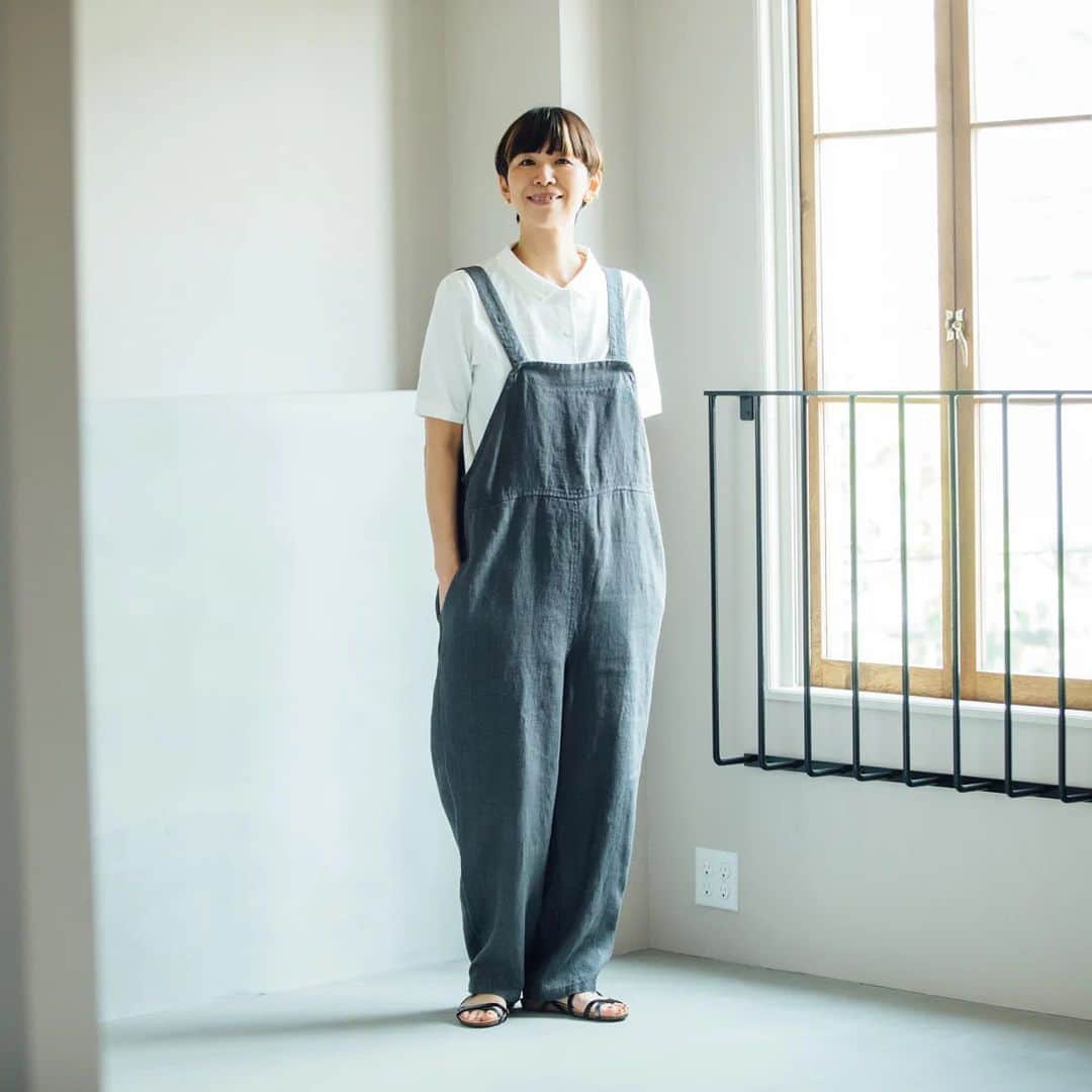 佐藤友子さんのインスタグラム写真 - (佐藤友子Instagram)「昨年夏、兵庫県西宮市にあるパーマネントエイジの林多佳子さんを訪ねたときに着ていたグレーのリネンサロペット。お問い合わせをたくさんいただいていたんですが、今日うれしいことに当店に再入荷しました。  下に着ている白の小さな襟付きのブラウスはカットソー素材で、パーマネントエイジさんとのコラボでつくったものです。  こちらももうすぐ再販できるかなと思うので楽しみにしていてもらえたらうれしいです😌  リネンサロペットはfog linen workさんに別注でつくってもらったもの。今日入荷したこちらもぜひ。  わたしも最近、春服を新たに迎えるのが楽しい波がきていて、気になっていたジレっぽいセットアップにチャレンジしてみたり、トートバッグばかりだったところから小さな革バッグを持ち歩くことに挑戦してみたりしています。  Photo @masakonakagawa   #パーマネントエイジ #サロペットコーデ #北欧暮らしの道具店」3月23日 20時27分 - tomokosato_hokuohkurashi