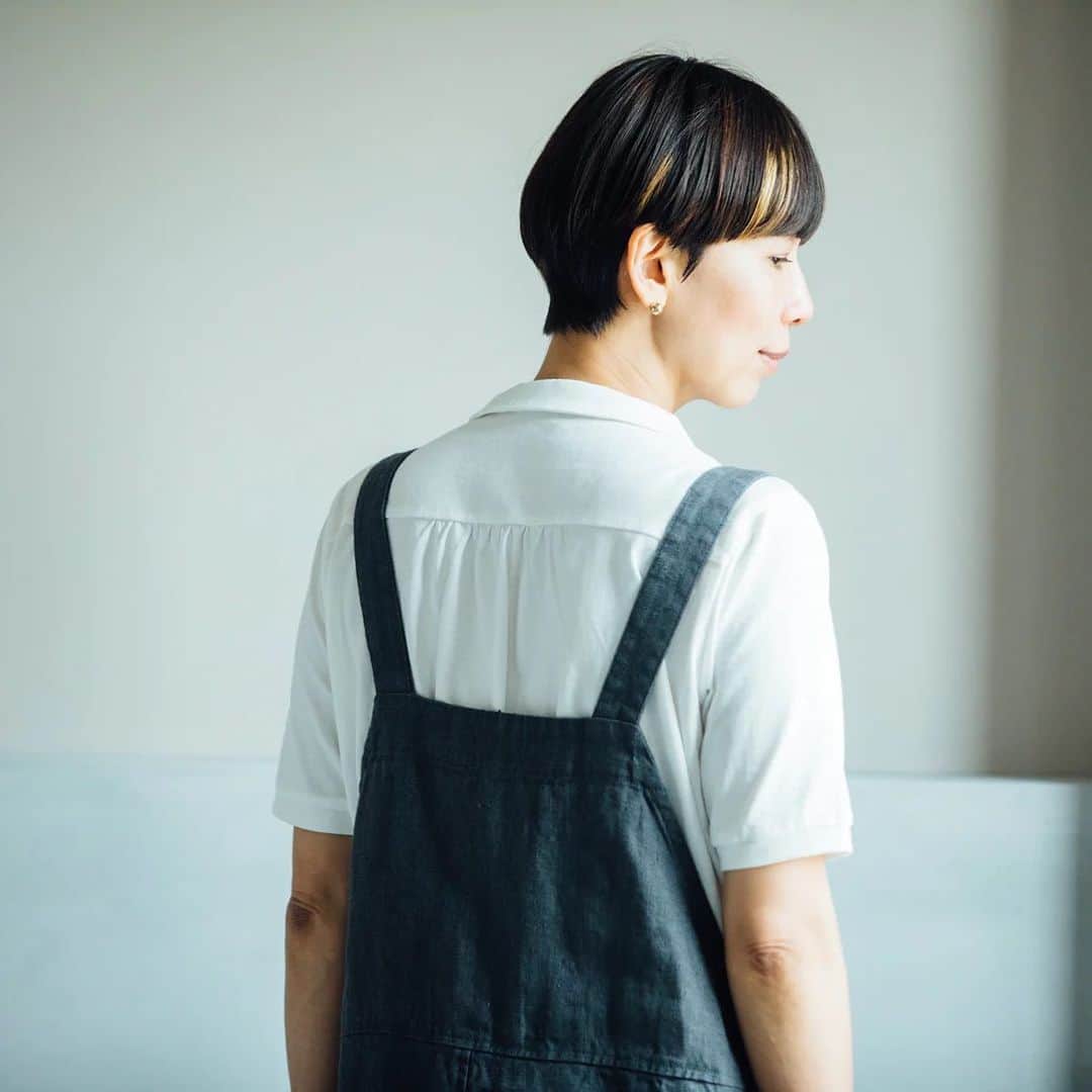 佐藤友子さんのインスタグラム写真 - (佐藤友子Instagram)「昨年夏、兵庫県西宮市にあるパーマネントエイジの林多佳子さんを訪ねたときに着ていたグレーのリネンサロペット。お問い合わせをたくさんいただいていたんですが、今日うれしいことに当店に再入荷しました。  下に着ている白の小さな襟付きのブラウスはカットソー素材で、パーマネントエイジさんとのコラボでつくったものです。  こちらももうすぐ再販できるかなと思うので楽しみにしていてもらえたらうれしいです😌  リネンサロペットはfog linen workさんに別注でつくってもらったもの。今日入荷したこちらもぜひ。  わたしも最近、春服を新たに迎えるのが楽しい波がきていて、気になっていたジレっぽいセットアップにチャレンジしてみたり、トートバッグばかりだったところから小さな革バッグを持ち歩くことに挑戦してみたりしています。  Photo @masakonakagawa   #パーマネントエイジ #サロペットコーデ #北欧暮らしの道具店」3月23日 20時27分 - tomokosato_hokuohkurashi