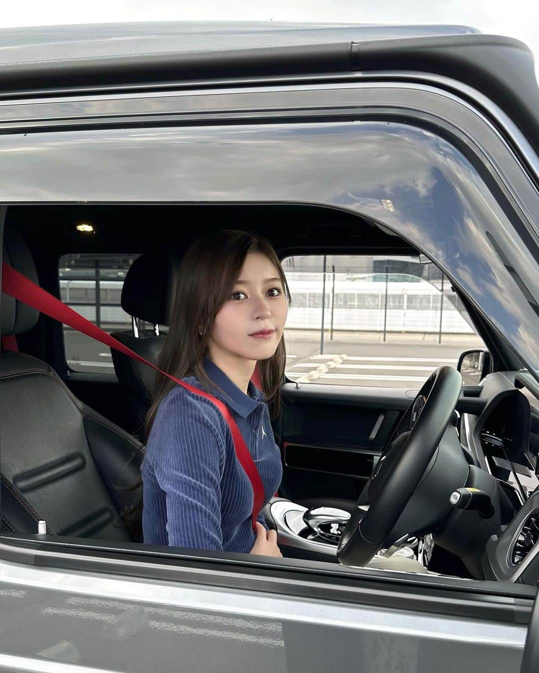 石崎日梨のインスタグラム：「⁡ 🚙💨 ⁡ 1年ほど前に運転免許取得しました✨ 友達家族とドライブ！まだ怖い〜って言われる…！ 駐車教えて~😵‍💫笑」