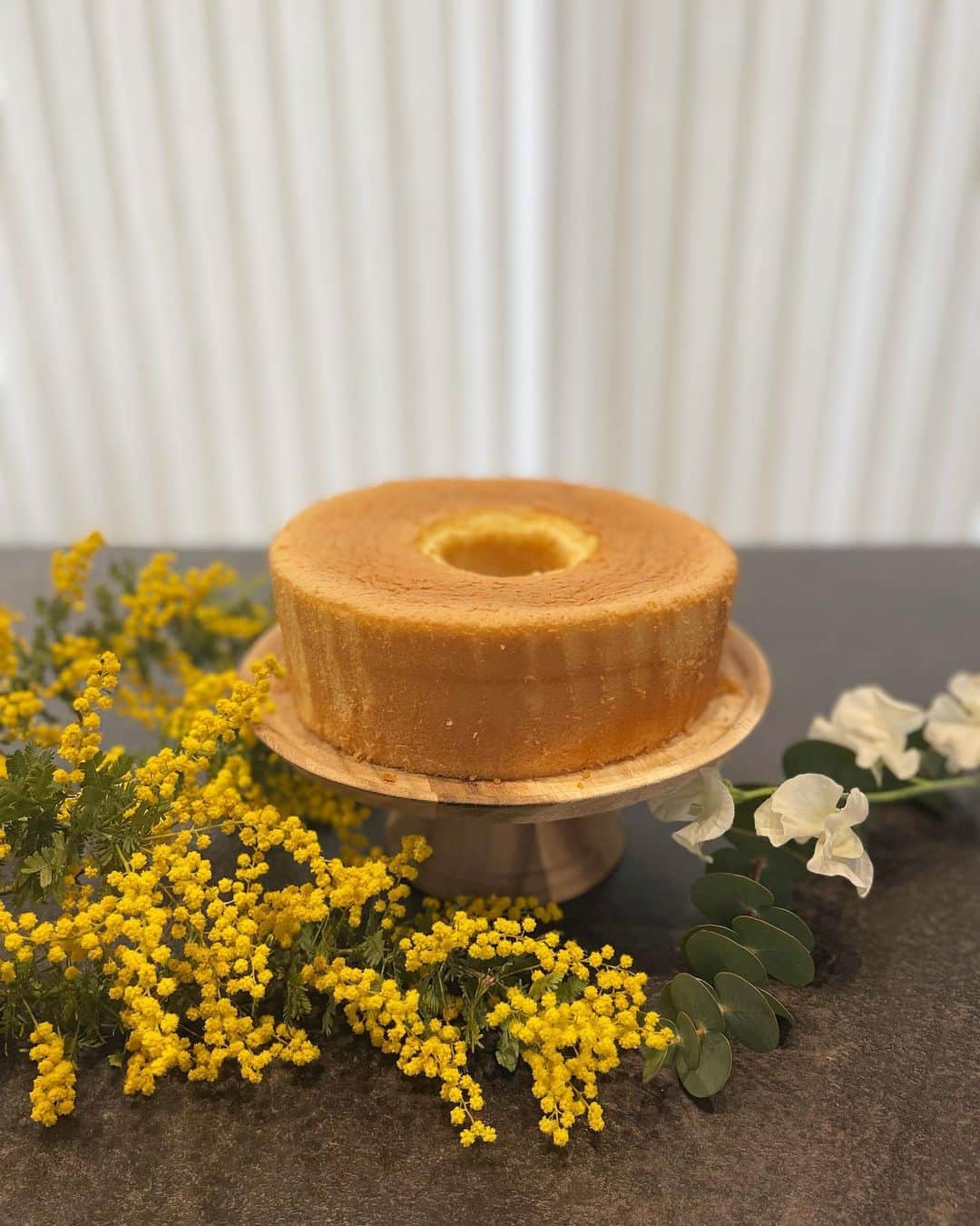 のインスタグラム：「初めて作った米粉のシフォンケーキ🌼 ヘルシーだし、シフォンケーキを極めたい💪笑　 次は全粒粉のシフォンケーキ作ってみよ😙 あと、もっと上手に型から外せる様に🤣笑」