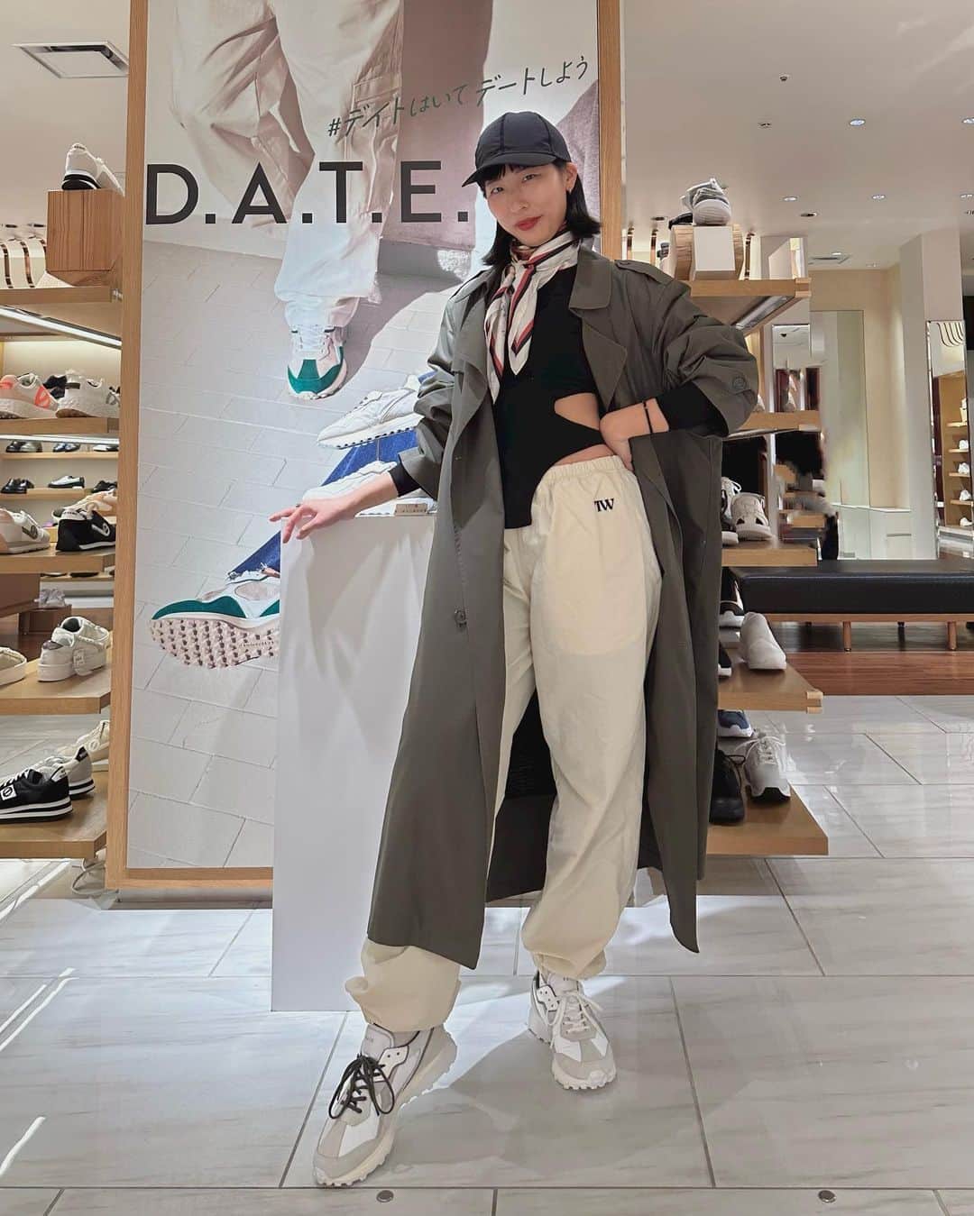 Hana4さんのインスタグラム写真 - (Hana4Instagram)「@date_sneakers_jp みんな知ってる？ ヨーロッパらしい綺麗な色を使った軽くて歩きやすい おしゃれスニーカー👟#デイトスニーカー  スーツやワンピースやスポーティーな格好ではない時にも このスニーカーなら姿勢良く自慢して履けそう✨ 伊勢丹でのPOP UPにお邪魔したら CEOの @tommysanto と デザイナーのPauloに会えました😋 かっこよかった🥺🇮🇹 イタリア人の男性は女性に優しいから本当に好きです😂🫶🏼 今日の私のハッシュタグに注目w  @isetanshoes とのコラボは私が履いてる2&10枚目 よく見えるように3.4枚目は持ってるよ👟 靴紐が白とカーキで気分によってチェンジできるみたい✨  他の形のスニーカーも履いてみたけど どれも本当に歩きやすくて軽かった🥺🫶🏼 ムービーもあるから見てね😉  お気に入りの @tw2021twtw のパンツとボディースーツに ヴィンテージの @dior のコートで🧥✨ #Hana4OOTD のタグは10枚目🤍  何にでも合わせられるから黒の靴を履きがちだけど ベージュ系や白系のシューズは春らしくて気分上がる🌸  POP UP詳細👇🏼 D.A.T.E. POP UP STORE 伊勢丹新宿店本館2階 3/22（水）から4/4（火）まで 伊勢丹メンズ館B1Fにて同時開催中  #デイトはいてデートしよう #デートする人募集中 ←😂🫶🏼 #datesneakers @t_square_t_circle  Thanks for having me🇮🇹 @date_sneakers @daisaku_i0906」3月23日 20時29分 - hana4_official_