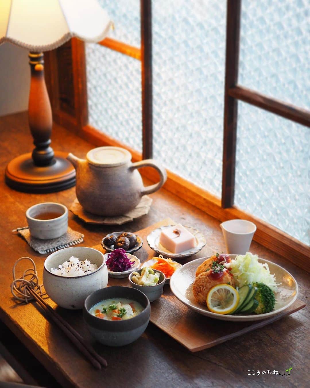 こころのたねのインスタグラム：「⢀⢄ ．．⢄ ⢀𖧧  寄せて集めて〜 今日のお夕飯🥢 ⁡ 𖧷ポテトコロッケ・おじゃこと柚子胡椒入り 𖧷サラダ（キャベツ・ブロッコリー・きゅうり） 𖧷桜ごま豆腐 𖧷ごぼうと椎茸の旨煮 𖧷つぼみ菜のナムル 𖧷人参ラペ 𖧷紫キャベツナムル 𖧷いろいろ野菜のミルクカレースープ 𖧷白ごはん 𖧷ほうじ茶 ⁡ 副菜は作り置き活用✧ コロッケは、昨日のポテトサラダをアレンジ。 スープにもカレー粉を加えて味変しました。 ⁡ 今日もごちそうさま🙏✧ ⁡ 日々のキロクは𝔸𝕞𝕖𝕓𝕒ブログにも✍️ @kokoronotane ⁡ ⁡ 𖧷 𖧷 𖧷 𖧷 𖧷 𖧷 𖧷 𖧷 𖧷 𖧷 𖧷 𖧷  各、著書発売中です。 📘のほほん御膳 📗のほほん曲げわっぱ弁当 📙美しい作りおき 📕かわいいお菓子 𖧷 𖧷 𖧷 𖧷 𖧷 𖧷 𖧷 𖧷 𖧷 𖧷 𖧷 𖧷 詳細・お求めはハイライトの📚マークから。 ⁡ その他、オリジナル商品 🍵有機茶（6種） 🍲レンジ鍋（3種） 🧸online shop（手づくり） ハイライトの各マークから✧ @kokoronotane ⁡ おでかけアカウント @_tecu_tecu_  はじめてみました𖠿 ⁡ ---- コメントお休み中 いつもありがとうございます🙏 ．．⢄ ．．⢄ ⢀⢄ ．⢀𖧧」