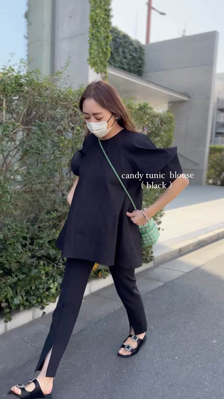 Keikooooooのインスタグラム：「【LIten 23’ pre summer collection】 今夜21時より予約販売開始されます。 お買い逃しございませんように☺️✨  コーデは、ワントーンコーデに greenのbagでアクセント💚 キャンディチュニックブラウスは、 お尻もすっぽり隠してくれ、ママには嬉しいサイドポケット付き🌷  ▶︎candy tunic  blouse（black、white、mimosa） ¥20,900 taxin   blouse @liten.official #liten pants @heve.jp #heve shoes @manoloblahnik #manoloblahnik  bag @saria.select   #ママコーデ#カジュアルコーデ#シンプルコーデ #シンプル#カジュアル#シンプル#夏コーデ#春コーデ#大人かわいい #大人コーデ#マノロブラニク #ワントーン #ワントーンコーデ」