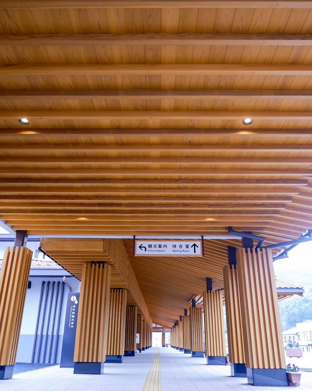 かおしさんのインスタグラム写真 - (かおしInstagram)「#かおし旅 #かおし島根旅行   2023/03/22〜23 『津和野・日本遺産観光 プレスツアー』に参加してきました🤗  初めて降り立った#津和野駅 は、2022年8月にリニューアルオープンした綺麗な駅舎🚉 津和野の木がふんだんに使われていて、とても素敵な雰囲気✨ こちらは無人駅扱いのため、JRの職員さんはおらず、観光協会の方が運営されているそう。 私の中の"無人駅"のイメージ(田舎にポツンとあるイメージ)とかなりかけ離れていたので、「え？え？え？？🙄」状態に。笑  駅前の広場にはSLが展示されているのだけれど、なんと、私の人生でおそらく最初で最後になるであろう『SLの汽笛を鳴らす体験』をさせてもらったよ🤓 イベントの時などに、この体験が出来るみたいなので、もし人生でSLの汽笛を鳴らしておきたい人がいたら、津和野町のイベント情報を要チェック‼︎😆  津和野駅で関東からの参加者さんたちと合流し、まずはランチへ🍽  津和野のメインストリート#本町通り にある【artigiano】(@artigiano3365 )さん🇮🇹 薪窯で焼くナポリピッツァと自家製の手打ちパスタが人気のお店🍕  私は海老のトマトクリームソース(フェットチーネ)をセレクト🦐🍅🥛 手打ちパスタだからなのか、ソースが濃厚なのに重くない😳 だけどしっかり量もあって大満足🙌 前菜の盛り合わせプレートも、彩りが綺麗で全部美味しかった😋  選べるドリンクは、ビール…と言いたいところだけど、ランチの後、サイクリングツアーに参加するので、ぐっと堪えて#徳佐りんご のジュースを🍎 美味しかった〜😋  ●続く●  @tsuwano_kanko_tourism @yuna_tsuwano  @yutorelo_tsuwano  #津和野観光協会 #津和野体験yuna #ゆとりろ津和野 #日本観光遺産 #アルチジャーノ #島根グルメ #島根ランチ #津和野町 #津和野グルメ #津和野観光 #津和野ランチ #津和野イタリアン #パスタランチ #パスタ #ランチ #グルメ #食べ歩き #食べるの好きな人と繋がりたい #グルメ #igersjp #食べ歩きグルメ #島根旅行 #島根県グルメ #tsuwano #tsuwanotrip #pr」3月23日 20時40分 - cao_life