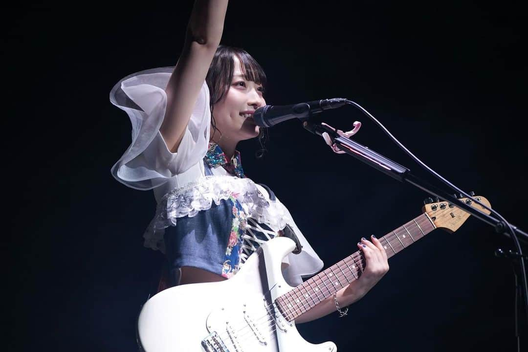 清原梨央のインスタグラム：「ライブ中の自分はちょっと好き！🎸 2枚目、桜が降って嬉しそうですが 実際は風向きの関係で私側だけ桜が降ってなかったそうです。（知らずにこの笑顔）  #ガールズバンド  #ギター #Fender #ギター女子」