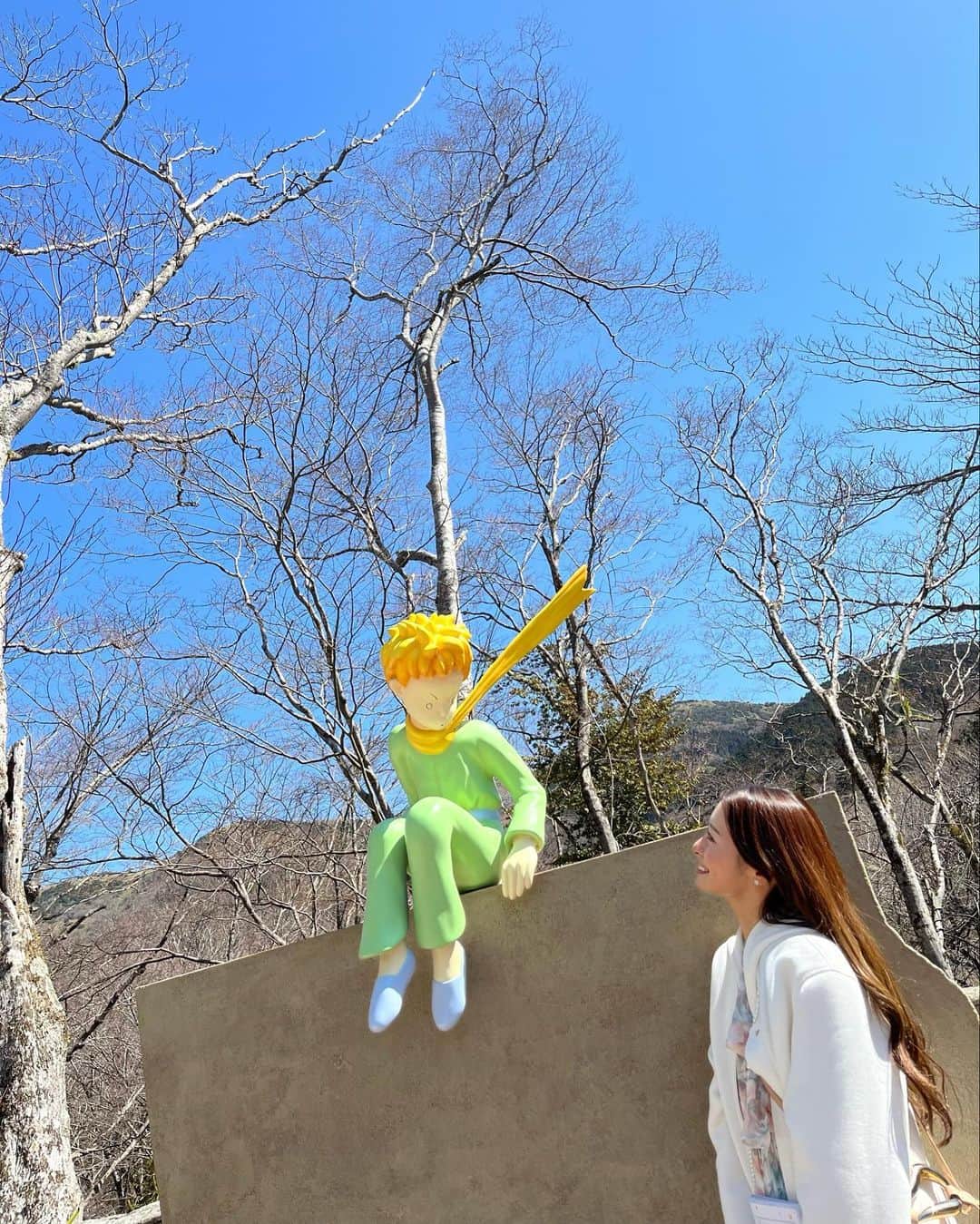 黒澤ゆりかのインスタグラム：「箱根にある星の王子様ミュージアムが今月で閉館という事で最後に行ってきました⭐️  星の王子様好きとしてはとても残念なのです😢  お義母さんとも素敵な名作よねってお話しをしていて、ミュージアムには行った事ないっという事で私のわがままで付き合ってもらいました☺️  最後に行って世界観堪能できて本当よかったです😊 本当に世界中で愛されてる名作📖  What is essential is invisible to the eye.  たいせつなことは目に見えない  貴方にとって本当に大切なことはなんですか？  ふと考えてみたりする時間もいいですよね🌠」