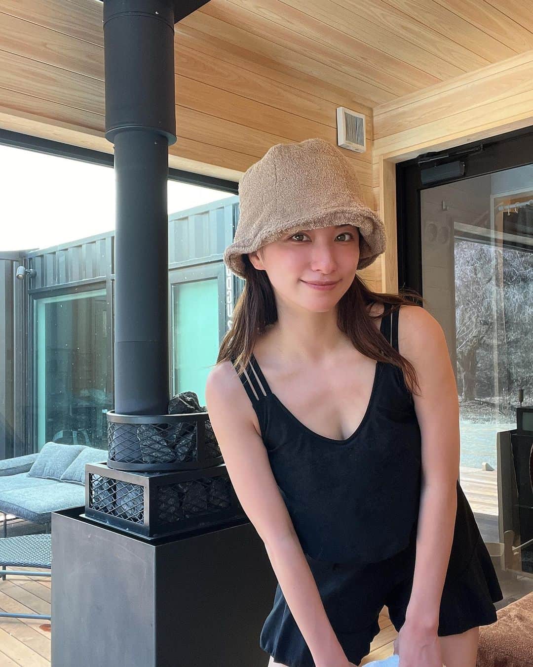 のインスタグラム：「仲良くさせて頂いているサウナの聖地「しきじ」の美紀恵さん(@mikie_sasano )プロデュースの山梨県にこの春新しく出来たサウナ付きプライベート宿泊施設「郷音 〜G.O.A.T.〜」(@goat_yamanashi )に梨菜とサウナ旅行に行ってきました🧖🏻‍♀️🧖🏽‍♀️  もうねぇ、控えめに言っても“最高”🙌  自分たちで薪を割る体験も出来るし、その薪を使ってサウナを温めたり、目の前の綺麗な川を水風呂代わりに出来たりと、大自然を感じながらゆっくりとした時間を過ごせました🌿  施設の電気は太陽光パネルで自家発電してたり、再生素材の食器を揃えていたりととても環境に優しく今の時代にとっても合ったサステナブルな宿泊施設でした🌏👏  お庭でBBQもでるし、キッチンもあるので雨が降っても室内でも楽しめちゃうという二刀流の持ち主でした🥺✨  そして、何よりわたしが嬉しかったのはペット可なところ🐶 うなぎさん、お庭や川で遊べて満足そうでした🥰  まだまだ書き足りないけど、珍しくこんな長文書いちゃうくらい大興奮なサウナ旅だった事をお伝えします🌞  #プライベートサウナ#女子旅」