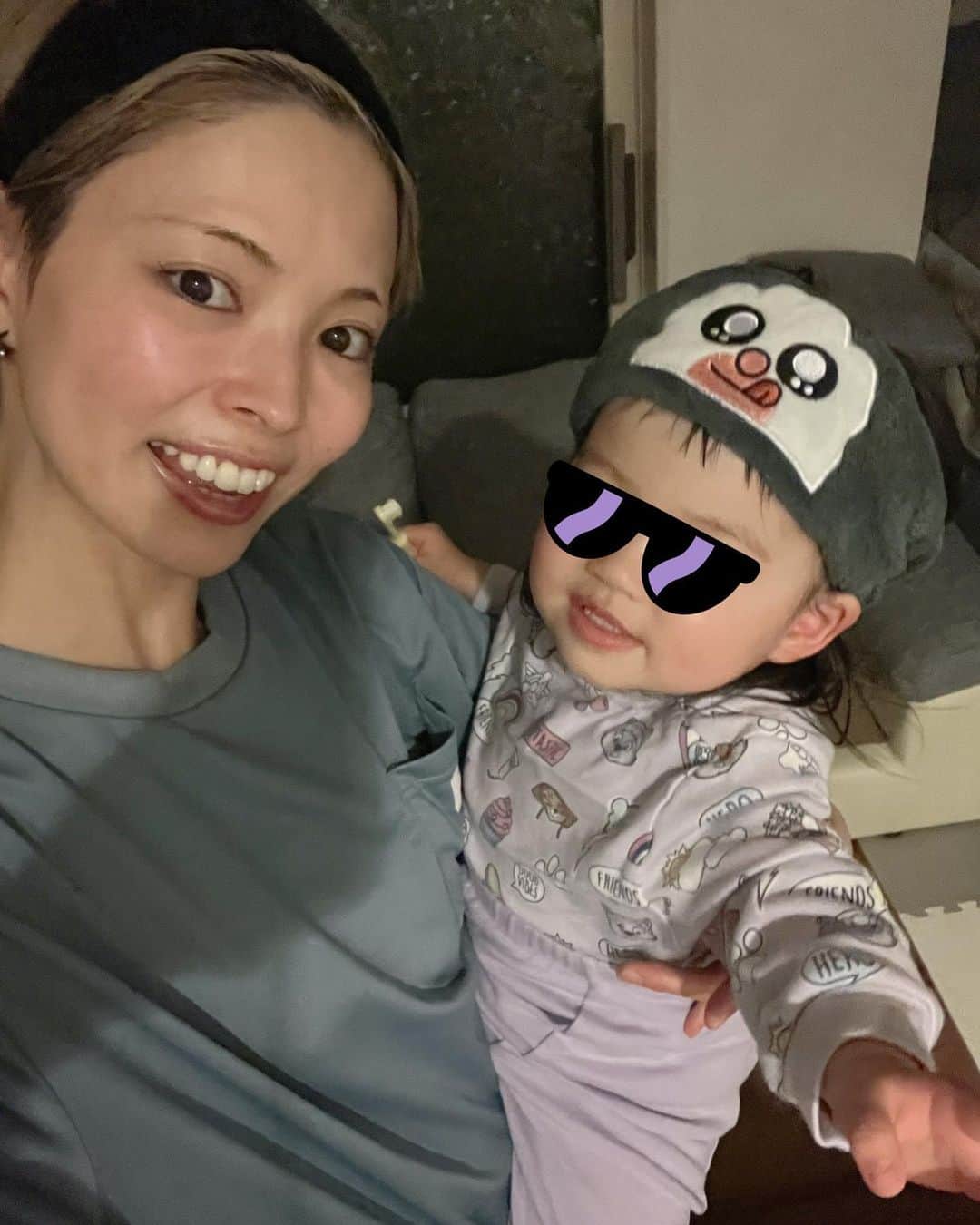 のインスタグラム：「風呂上がりの人たち。  シングルマザーの日々は外野から散々言われていたよりずっと楽しい。 娘はもうすぐ2歳でイヤイヤ期ど真ん中だから 大変なことも悩むこともニコニコできなくて 自己嫌悪で落ち込む日もあるけれど それ以上に成長が尊くて面白い。  仕事との両立は(気持ちの面でも)かなり難しくて 自ら動こうにもなかなか時間が取れなかったり 数字をみて凹むことはいまもあるけれど それが吹っ切れたら最強なんだろうなー！  ある意味、ワクワクしてる。 スーパーシングルマザーになろ〜。」