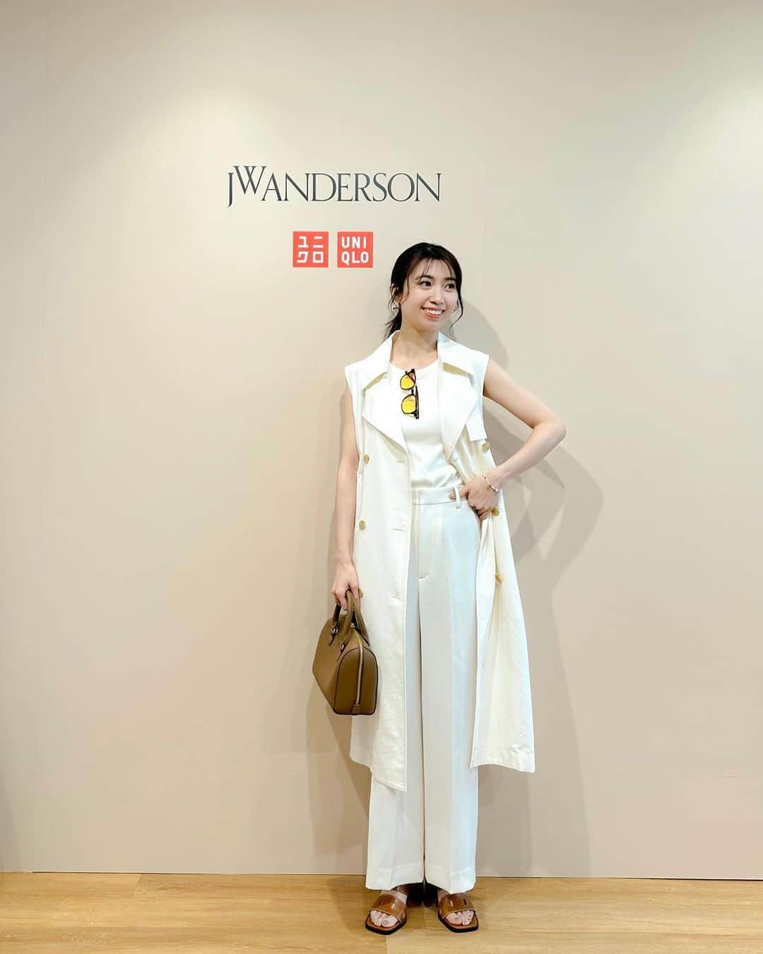 のインスタグラム：「・ 3月24日(金)発売の UNIQLO and JW Anderson 2023SSコレクション🌸 試着させて頂きました♡  一番気に入ったのは #リネンブレンドラペルワンピース 1枚でワンピとしても、羽織っても💓  丈感も丁度良くて、2色のラインがポイント🥸 #クリケットカーディガン  #ストライプリラックスシャツ   カラフルな靴下は勿論 スポーツウェアも可愛いかったですよ🤭💙 是非チェックしてみて下さいね♡  @uniqlo_jp  @uniqlo_with  ・ #uniqlojwanderson #uniqlo2023ss  #uniqlo#uniqloコラボ#uniqlo新作 #スポーツミックス」