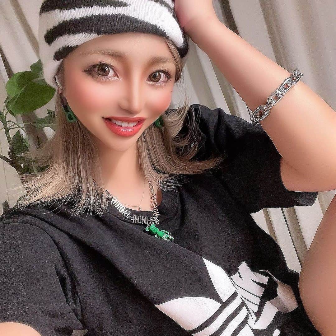 MII MAMAのインスタグラム：「. . . 昨日のわい🖤🤍🖤🤍 . ゼブラ身につけるだけでギャル度増す🦓🌺! . 今夜も21:10過ぎ過ぎから17LIVEで生配信♥️ 【miimama🍺🍋】で検索してきてくれよな😎🫶🏾💗 . 久々ほぼ時差なし投稿でした(ここ重要🤓) ------------------------------------------ 🔎White Style mi mama 良かったらチャンネル登録お願いします🙇🏽‍♀️ #YouTube#ユーチューバー#主婦ユーチューバー#MIIMAMA#チャンネル登録お願いします#2児ママ#年子ママ#ギャルママ#ぎゃるまま#アラサーママ#アラサー#30代#30代ママ#ホワイトインテリア#モノトーンインテリア#シンプルな暮らし#収納#ホワイト収納#イチナナ#イチナナライバー#専属ライバー#主婦ライバー#17LIVE#主婦YouTuber#ママYouTuber#ママライバー#幼稚園ママ#小学生ママ」
