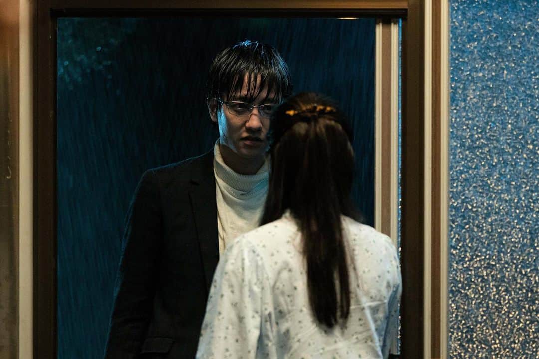 藤原季節のインスタグラム：「いよいよ明日３月２４日より WOWOWオリジナルドラマ 「ウツボラ」(原作:中村明日美子、監督:原廣利) 放送スタートです。  僕はある秘密を抱える編集者、辻真琴を演じさせていただきました。  YouTubeでは第一話が公開してます。 一人の女性が亡くなるシーンに関して、直接的な描写がありますので、視聴される際はお気をつけください。 よろしくお願いします。藤原」