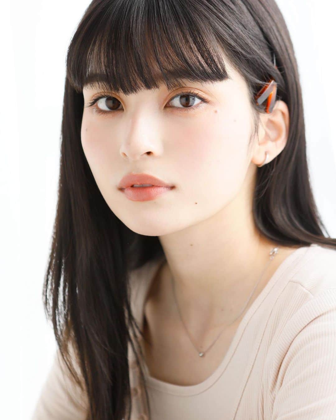 merのインスタグラム：「目元＆チークに淡色を重ねるnoaちゃんのお気に入りカラーコスメは？  #mer#merモデル#noa#2023カラーコスメ#トーン#チーク#アイシャドウ」