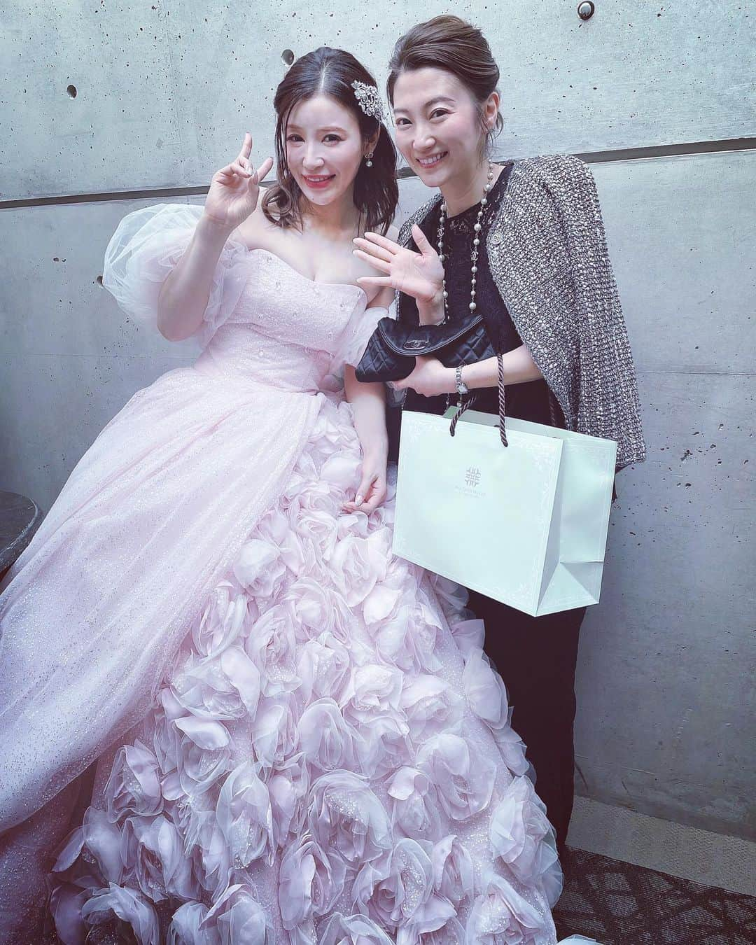 加織さんのインスタグラム写真 - (加織Instagram)「💍🤍✨ わたしのPちゃんがお嫁に行きました🥹🤍🤍🤍 もうね、ほんと、出逢って20年は経ってて…彼女の色んな事を見てきて、彼女のパパとママも仲良しで…ずっとずーっとこの日を待ち侘びてたの。我が子が嫁に出てった気持ち。 チャペルで姿を見た瞬間に涙と鼻水がドバーーーっと🥹笑 おめでとう💍おめでとう💍本当におめでとう💍🤍✨✨ 思い出しても泣ける笑笑 彼女の笑顔は伝染し、人の心を温かくする不思議なパワーがあります🤍 旦那さん、良かったね🤍笑顔独り占めできて✨ 大切にして下さいね✨ 素敵な挙式披露宴では素敵なメンバーも勢揃いで☺️ 終始全員、涙と鼻水垂らしながらずーっと大笑い🤍✨ 私も幸せでした💍🤍✨ 家族仲良く、温かい幸せな家庭を築いてね🤍🤍 だいすきだよ🤍✨」3月23日 20時58分 - kaori_0723