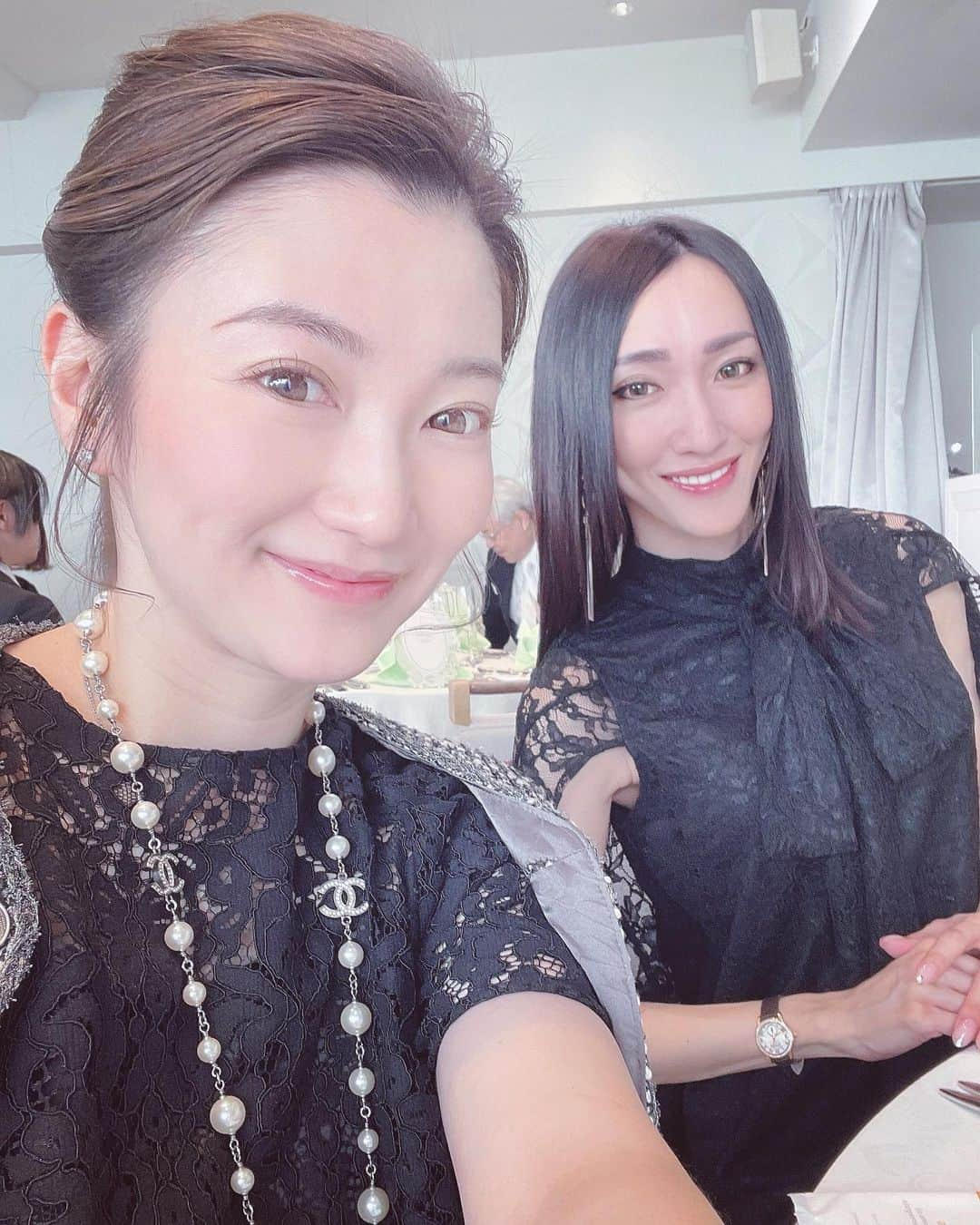 加織さんのインスタグラム写真 - (加織Instagram)「💍🤍✨ わたしのPちゃんがお嫁に行きました🥹🤍🤍🤍 もうね、ほんと、出逢って20年は経ってて…彼女の色んな事を見てきて、彼女のパパとママも仲良しで…ずっとずーっとこの日を待ち侘びてたの。我が子が嫁に出てった気持ち。 チャペルで姿を見た瞬間に涙と鼻水がドバーーーっと🥹笑 おめでとう💍おめでとう💍本当におめでとう💍🤍✨✨ 思い出しても泣ける笑笑 彼女の笑顔は伝染し、人の心を温かくする不思議なパワーがあります🤍 旦那さん、良かったね🤍笑顔独り占めできて✨ 大切にして下さいね✨ 素敵な挙式披露宴では素敵なメンバーも勢揃いで☺️ 終始全員、涙と鼻水垂らしながらずーっと大笑い🤍✨ 私も幸せでした💍🤍✨ 家族仲良く、温かい幸せな家庭を築いてね🤍🤍 だいすきだよ🤍✨」3月23日 20時58分 - kaori_0723