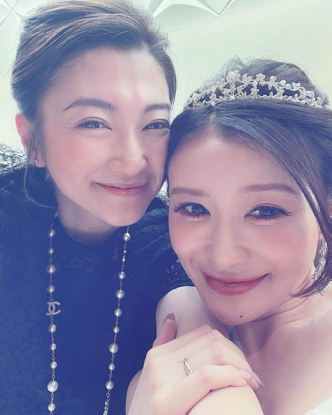 加織さんのインスタグラム写真 - (加織Instagram)「💍🤍✨ わたしのPちゃんがお嫁に行きました🥹🤍🤍🤍 もうね、ほんと、出逢って20年は経ってて…彼女の色んな事を見てきて、彼女のパパとママも仲良しで…ずっとずーっとこの日を待ち侘びてたの。我が子が嫁に出てった気持ち。 チャペルで姿を見た瞬間に涙と鼻水がドバーーーっと🥹笑 おめでとう💍おめでとう💍本当におめでとう💍🤍✨✨ 思い出しても泣ける笑笑 彼女の笑顔は伝染し、人の心を温かくする不思議なパワーがあります🤍 旦那さん、良かったね🤍笑顔独り占めできて✨ 大切にして下さいね✨ 素敵な挙式披露宴では素敵なメンバーも勢揃いで☺️ 終始全員、涙と鼻水垂らしながらずーっと大笑い🤍✨ 私も幸せでした💍🤍✨ 家族仲良く、温かい幸せな家庭を築いてね🤍🤍 だいすきだよ🤍✨」3月23日 20時58分 - kaori_0723