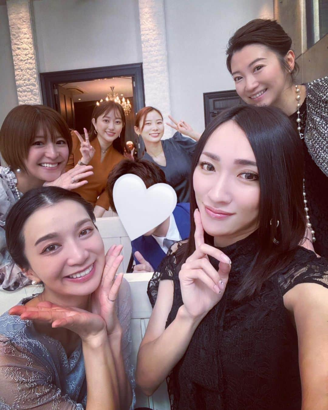 加織さんのインスタグラム写真 - (加織Instagram)「💍🤍✨ わたしのPちゃんがお嫁に行きました🥹🤍🤍🤍 もうね、ほんと、出逢って20年は経ってて…彼女の色んな事を見てきて、彼女のパパとママも仲良しで…ずっとずーっとこの日を待ち侘びてたの。我が子が嫁に出てった気持ち。 チャペルで姿を見た瞬間に涙と鼻水がドバーーーっと🥹笑 おめでとう💍おめでとう💍本当におめでとう💍🤍✨✨ 思い出しても泣ける笑笑 彼女の笑顔は伝染し、人の心を温かくする不思議なパワーがあります🤍 旦那さん、良かったね🤍笑顔独り占めできて✨ 大切にして下さいね✨ 素敵な挙式披露宴では素敵なメンバーも勢揃いで☺️ 終始全員、涙と鼻水垂らしながらずーっと大笑い🤍✨ 私も幸せでした💍🤍✨ 家族仲良く、温かい幸せな家庭を築いてね🤍🤍 だいすきだよ🤍✨」3月23日 20時58分 - kaori_0723