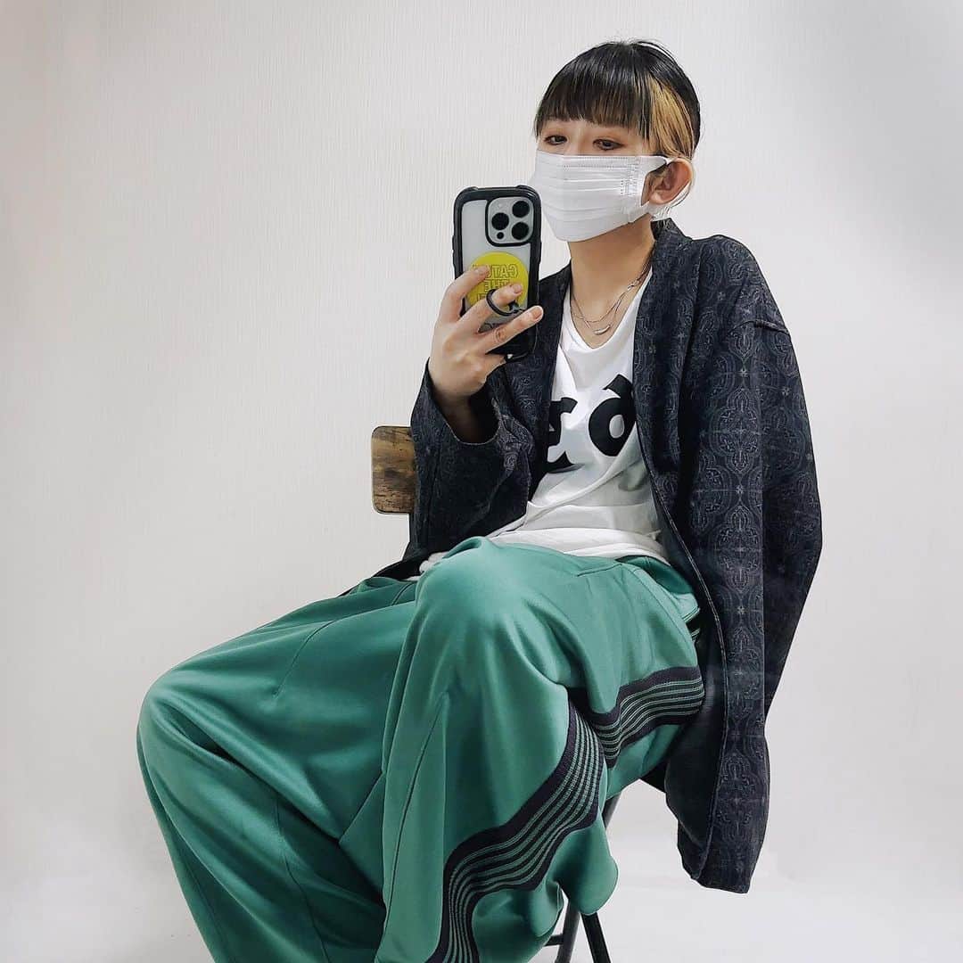 のインスタグラム：「* . . 子どもの忘れ物を届けついでに買い物に行った、 なんてことのない雨の日☂️ . このジャケットほんと買ってよかった🥹 . outer #journalstandard pants #needles . . #ニードルズ #ジャーナルスタンダード #ゆるコーデ . *」