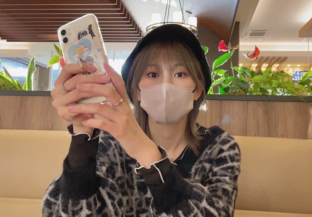 原あやののインスタグラム：「#WBC ロスですこんばんは  久々にギャーーーーって声出して飛び跳ねて泣いて喜んだ。前回も日本シリーズだったけど笑  オオタニサンvsトラウトがMAJORのシーンだ！ってなってて世代女子胸熱。わたしは薫ちゃんに憧れて野球小僧になったのだ  やっぱりいつか草野球チーム入りたい。。。原です、名前的に兎推しと思われがちですが燕推しです。当たれば飛びますバントは出来ません2.3.8守れます足は遅いですサインは忘れます宜しくお願いします！！！！！！！！！！！！！！  #野球#野球女子#野球やろうぜ #好きな歴史上の人物#大谷翔平#大塩平八郎  #シンガーソングライター#アコギ#ギター#musican#singersongwriter#音楽#邦ロック女子#anime#アニメ好き#ビール#ビール女子#フィルム#film#ウルフカット#ショートカット#燕女子#高身長女子#japanesegirl#instagood」