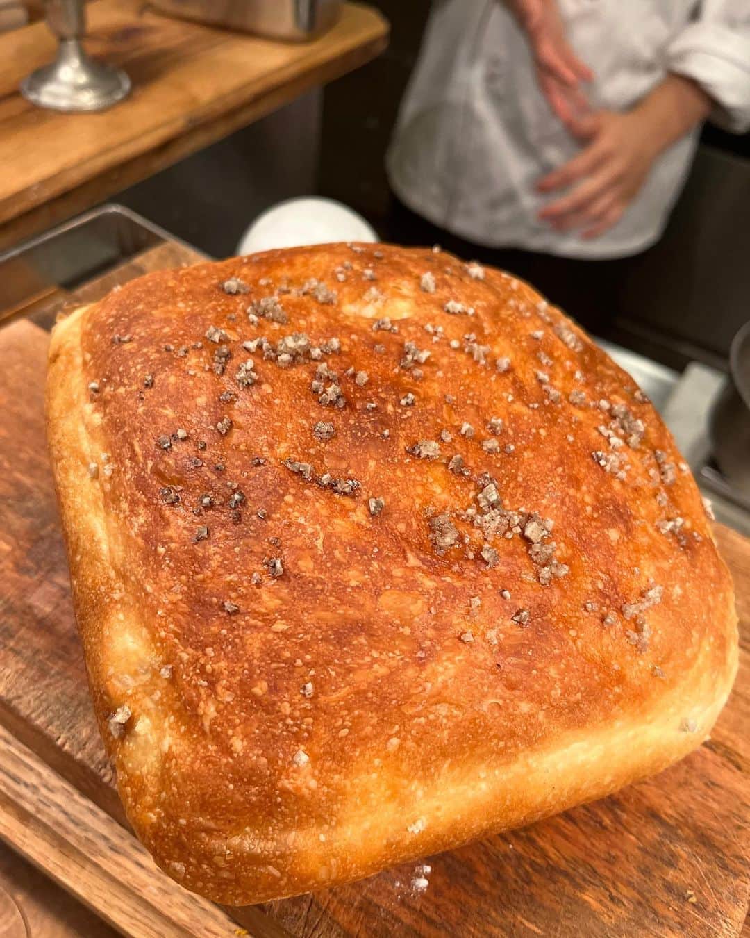 福田葉子さんのインスタグラム写真 - (福田葉子Instagram)「焼きたてのフォカッチャは、幸せのかたまり。 人気イタリアン、チニャーレのパンがあまりに評判で、パン屋さん&ワインビストロをオープン。PANEVIA @cignale_panevia へ。 客の顔を見てから焼き始めるので本当に熱々ふわふわ。塩とオリーブオイルのパン種からもうおいしそう。うっかりパンとワインだけ爆食してしまいそうに。 チニャーレのコースに対してパーネヴィアはアラカルト。黒板メニューがまたどれもこれもおいしそうで。 蛍烏賊と独活、自家製ベーコンのシーザーサラダ、鹿児島産筍のスクランブルエッグ、ヒレステーキに蕗のとうパスタ。 はい、食べ過ぎました…満腹満足。 昼間のベーカリーにもパン買いに来たいな。焼き上がりの時間を公開してくれてるから、焼きたても狙える。クロワッサンが🥐絶品らしい。食べてみたい。 チニャーレと同じく駒場の松見坂界隈。こんな店が家のそばにあったらなぁと思わずにはいられない、それがチニャーレ&パーネヴィア。 気の置けない女だけの集まり、楽しゅうございました。 #PANEVIA #bakery #bistro #wine #vino #focaccia #freshlybaked #yummy #foodie #foodstagram #love #cignale #cignaleenoteca #dinner #パーネヴィア　#パネヴィア　#チニャーレ　#チニャーレエノテカ #ベーカリー　#焼きたて　#パン屋　#ビストロ　#ワイン　#パン好き　#ワイン好き　#イタリアン　#おいしい」3月23日 20時54分 - yoyoyokoko