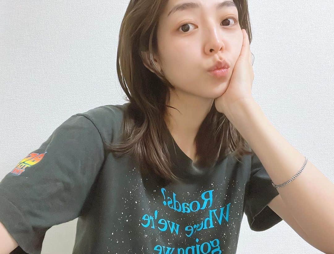 仲美咲さんのインスタグラム写真 - (仲美咲Instagram)「古着屋さんで買った#backtothefuture の Tshirtがお気に入り🫶🏻  #早く一枚で着たいな #髪の毛何もしてなくてボサボサ #でもナチュラルだからいいの #もはやこれでいいの」3月23日 20時54分 - naka_misaki_