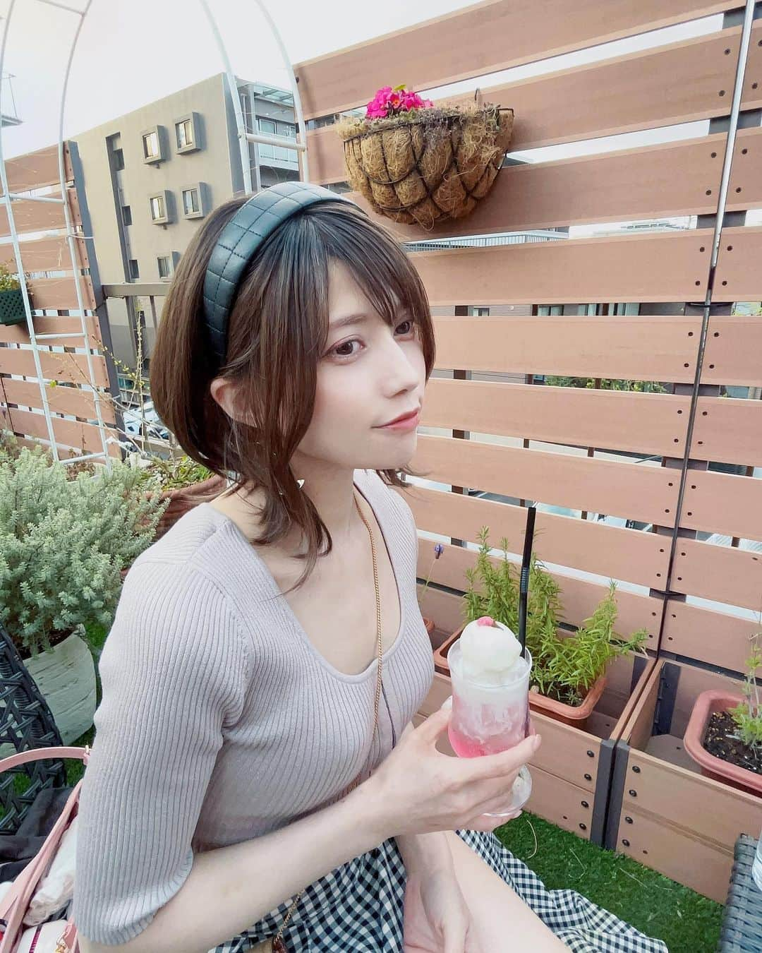 井川瑠音のインスタグラム：「沢山載せたのでスワイプしてくださいね🍨🍮🌸¨̮♡··◁◁  さくらのソーダフロートは可愛くて甘すぎず美味しかったです！持ち帰りしたさくらプリンは白あんと混ざってるのかな、、？和風でものすごく美味しかった🤤🍮ベーグルはサーモンのベーグル、チーズが入ってて美味🧀  さくら味大好きで春の時期はここぞとばかり食べますが、プリンは高校生の時に学校の自動販売機やコンビニでほぼ毎日食べてたな～   #Cafe #カフェ #ソーダフロート #クリームソーダ #桜スイーツ #さくらプリン #桜プリン #プリン #プリン巡り #アイス #春服コーデ #春服 #春服コーデ #ギンガムチェック #巻きスカート #テラス席 #私服コーデ」