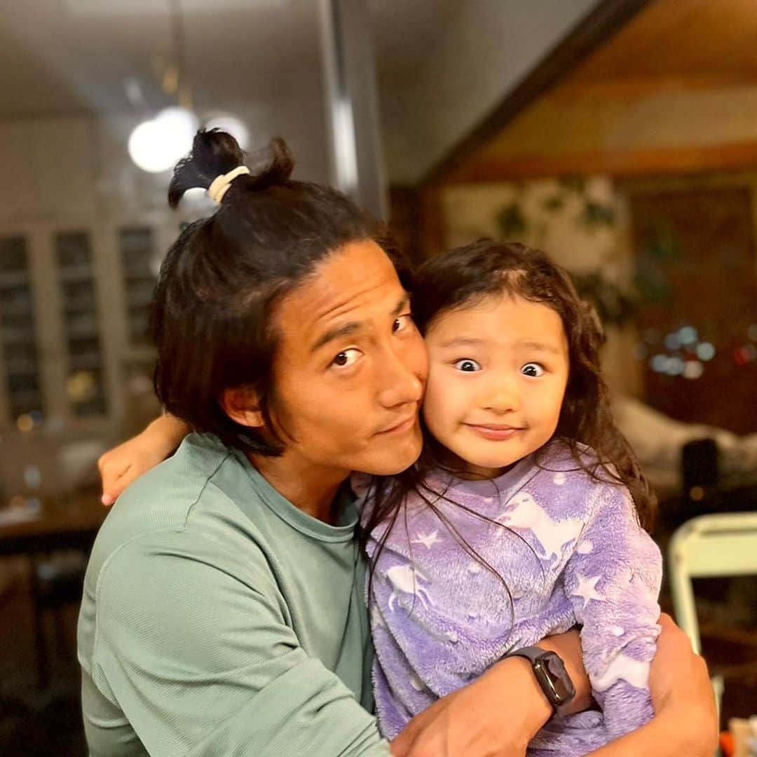 都倉賢のインスタグラム：「daddy and daughter😍  家ではだいたい2人でふざけすぎて4枚目みたいな感じ🤣🤣🤣」