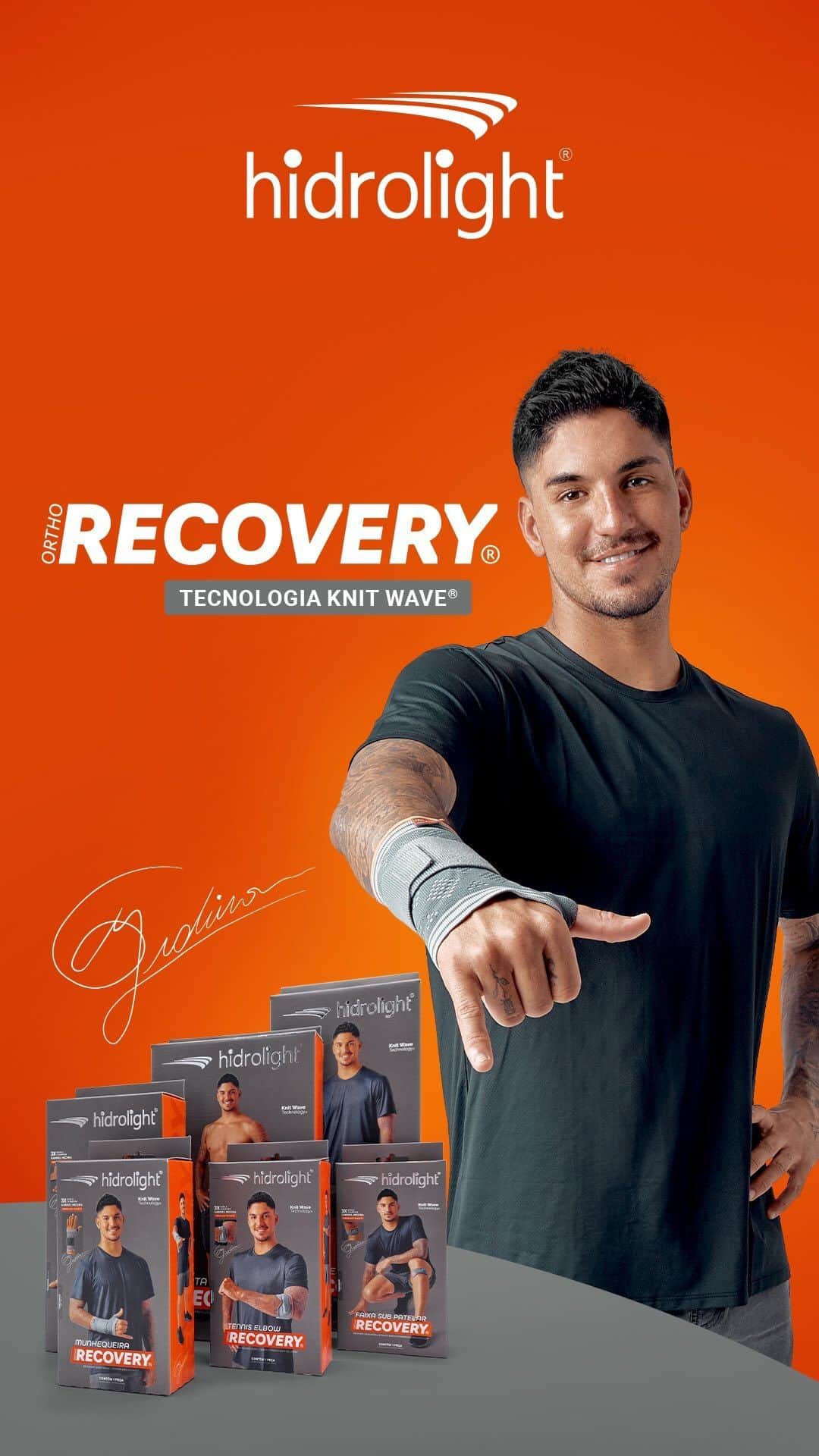 ガブリエル・メディーナのインスタグラム：「O que era muito bom ficou ainda melhor! 🤩  A linha Ortho Recovery agora é assinada pelo 3x campeão mundial de surf, Gabriel Medina. 🌊  Com a tecnologia Knit Wave, que combina todo processo de compressão personalizada com elementos de termorregulação corporal, os produtos Recovery são confeccionados com um tecido elástico que possui técnicas de malharia retilínea para criar uma configuração tridimensional, onde nos pontos de maior atrito ou pressão, o silicone interno protege e massageia a área mais afetada da articulação.  Tecnologia de campeão né?  💜 Isso mesmo, Linha Ortho Recovery, de campeão para campeão.  Assista o vídeo completo no nosso canal do YouTube, link na bio.   #hidrolight #rebranding #recovery #tecnologia #knitwave」