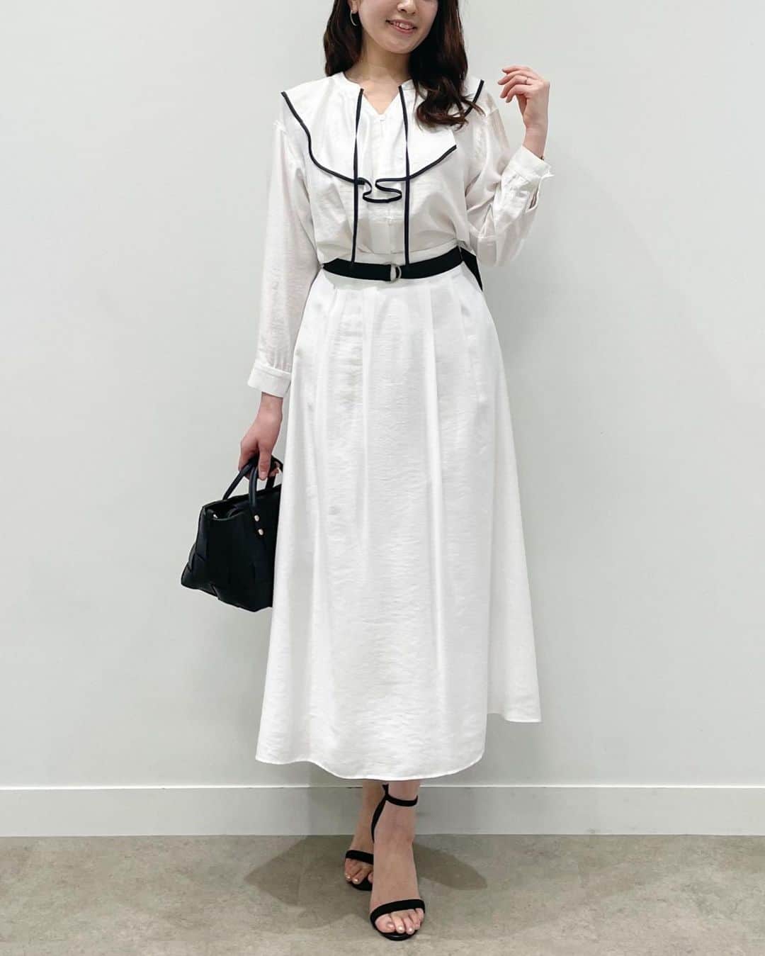 cdec_official Aesthetic Senseのインスタグラム：「【NEW ARRIVAL】 2023 Spring LOOK BOOKスタイリングをスタッフが着用をしてリアルにご紹介！  トレンドの配色パイピングをデザインしたフリルブラウス。 柔らかく微光沢のあるローン素材で大人フェミニンな印象に。 同素材のスカート(187-76402)とセットアップで合わせるのがおすすめです。  3color ✴︎blouse No.187-86402 ¥18,150(tax in) ✴︎skirt No.187-76402 ¥20,900(tax in)  ◆画面タップで、商品ページをご覧頂けます . .  #クードシャンス #2023#2023ss#ファッション #ファッションコーデ #おしゃれさんと繋がりたい #ファッション好きな人と繋がりたい  #春物#春コーデ#春服コーデ #春#セットアップ#セットアップコーデ#フリルブラウス #フリルブラウスコーデ #大人フェミニン#大人フェミニンコーデ #お出かけコーデ#大人可愛いコーデ」