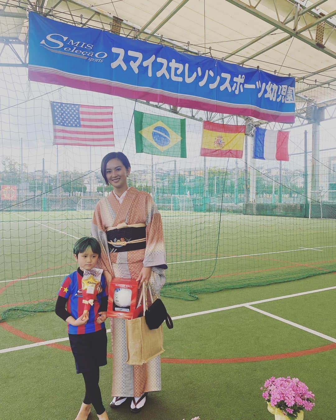 川上璃子（梅崎司の妻）のインスタグラム：「本日無事に大分で卒園しました。  2歳から湘南で3年間。 年長は大分で過ごましたか、沢山のお友達もでき転園しても泣かずに自らお友達に話しかけて仲良くしていました。  ほんとは主人は単身赴任で母が体調崩して大分行きは断念。もう行けることもなかなか難しいだろうなとおもっていた矢先、母の死。 色んなことがありましたがこうやって健康に卒園出来た事に感謝です。 出会いにも感謝です。  2.3歳の頃のなおひはほんとにやんちゃで大変でしたが、今では信じられないくらいお兄さんになったなと。 色んな想いが溢れて…  色んな地にお友達がいるって最高だな！！  なおひ卒園おめでとう🎉  緑髪は春休み限定だよ！！🤣」