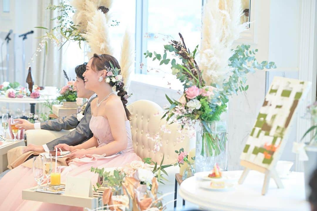 ホテルモントレ姫路ウェディングのインスタグラム：「・ @hotelmontereyhimeji.wedding ・ おふたりの好きが詰まったコーディネート☺️💓 ゲスト皆様に描いていただいたウエディグキャンバスも雰囲気にぴったりで素敵でした😊 ・ -----------------------. ホテルモントレ姫路** ➭世界遺産・姫路城を一望できる 絶景のスカイチャペル☆* ・ ➭JR姫路駅直結の好立地 ・ 公式HPブライダルフェア予約は TOPのURLよりcheck☆* ☞@hotelmontereyhimeji.wedding -----------------------. ・  #プレ花嫁 #卒花嫁 #卒花  #結婚式 #結婚式準備  #結婚準備 #ウエディング #ウエディングレポ  #花嫁  #花嫁diy #挙式 #結婚式レポ #挙式レポ  #ウエディングドレス  #ホテルウェディング  #ウェディングフォト  #チャペル  #ウエディグキャンバス #人前式  #ブーケ #サンドセレモニー  #フラワーシャワー  #プロポーズ #指輪探しデート」