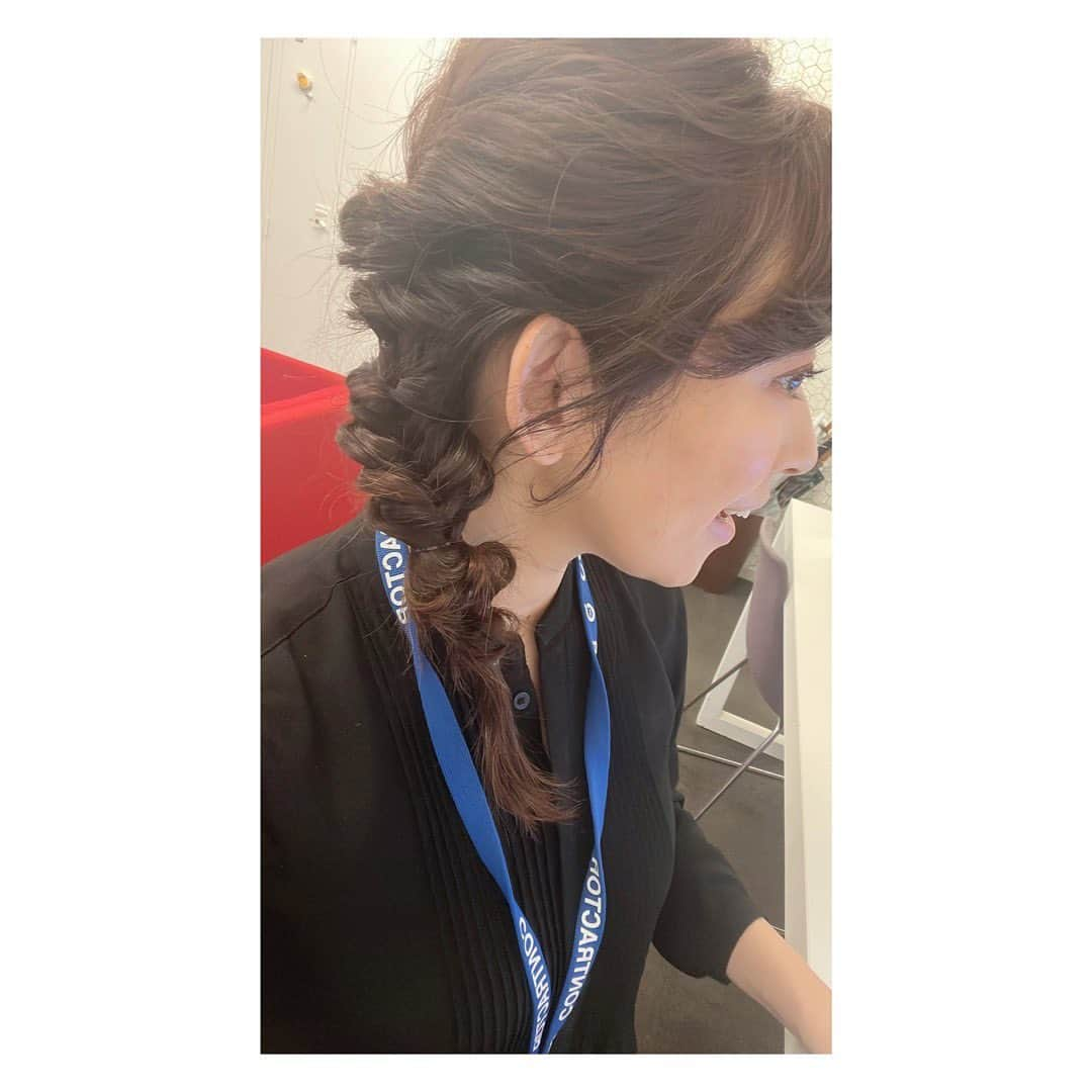 大久保涼香さんのインスタグラム写真 - (大久保涼香Instagram)「* * * ヘアメイクさんの技術すごいっ✨ ⁡ 写真で見てもどうなっているのやら。 久しぶりの前髪ありのヘアスタイルです。 ⁡ ******************************** #qvcjapan #navigator #hairstyle #announcer  #instasmile #workday #qvcジャパン #ナビゲーター #qvcナビゲーター #フリーアナウンサー #お仕事メイク #大好きな人たちに会えた #幸せ」3月23日 21時02分 - sayaka_okubo