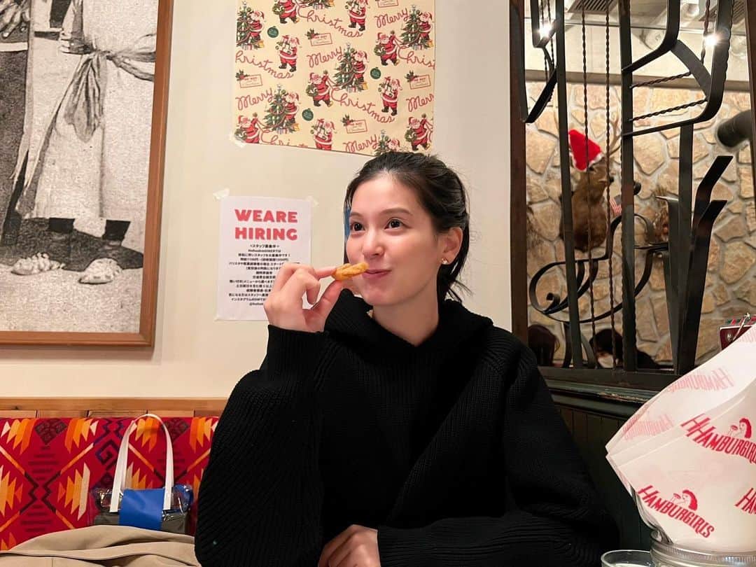 のインスタグラム：「なぜか、かなり意外と言われることがすごく多いのですが、ジャンキーな食べ物もすごく好きだし肉肉しいハンバーガーがだいすき🫶🏼  ポテトも食べたいけど、オニオンリングも頼んでしまうし…この日はシェイクもつけてスペシャルだった🤣❤️🍔  #さらに意外だと言われるのは自炊すること笑 #得意ではないけど嫌いではない #特に理由ないけど電子レンジがないもんで作るしかないだけ🤣 #ハンバーガーだいすき #つまりは食いしん坊  🤤🤤🤤」