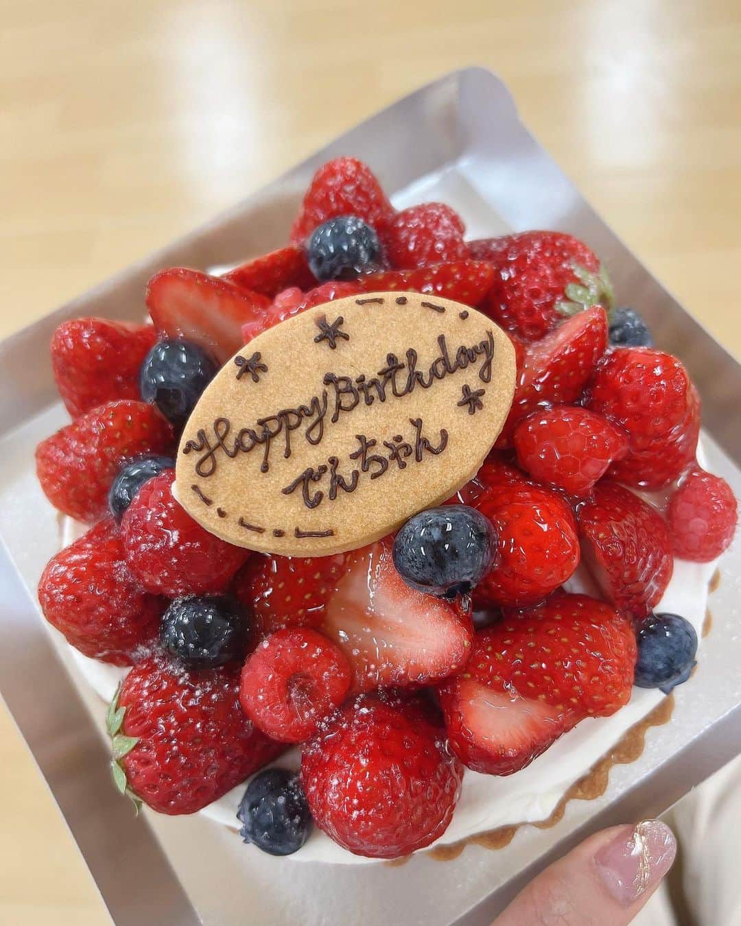 佐藤楓のインスタグラム：「.  たくさんお祝いしていただきました😭🤍  1年で1番しあわせな日.｡oO  #kaedegram #ケーキは落としませんよ」