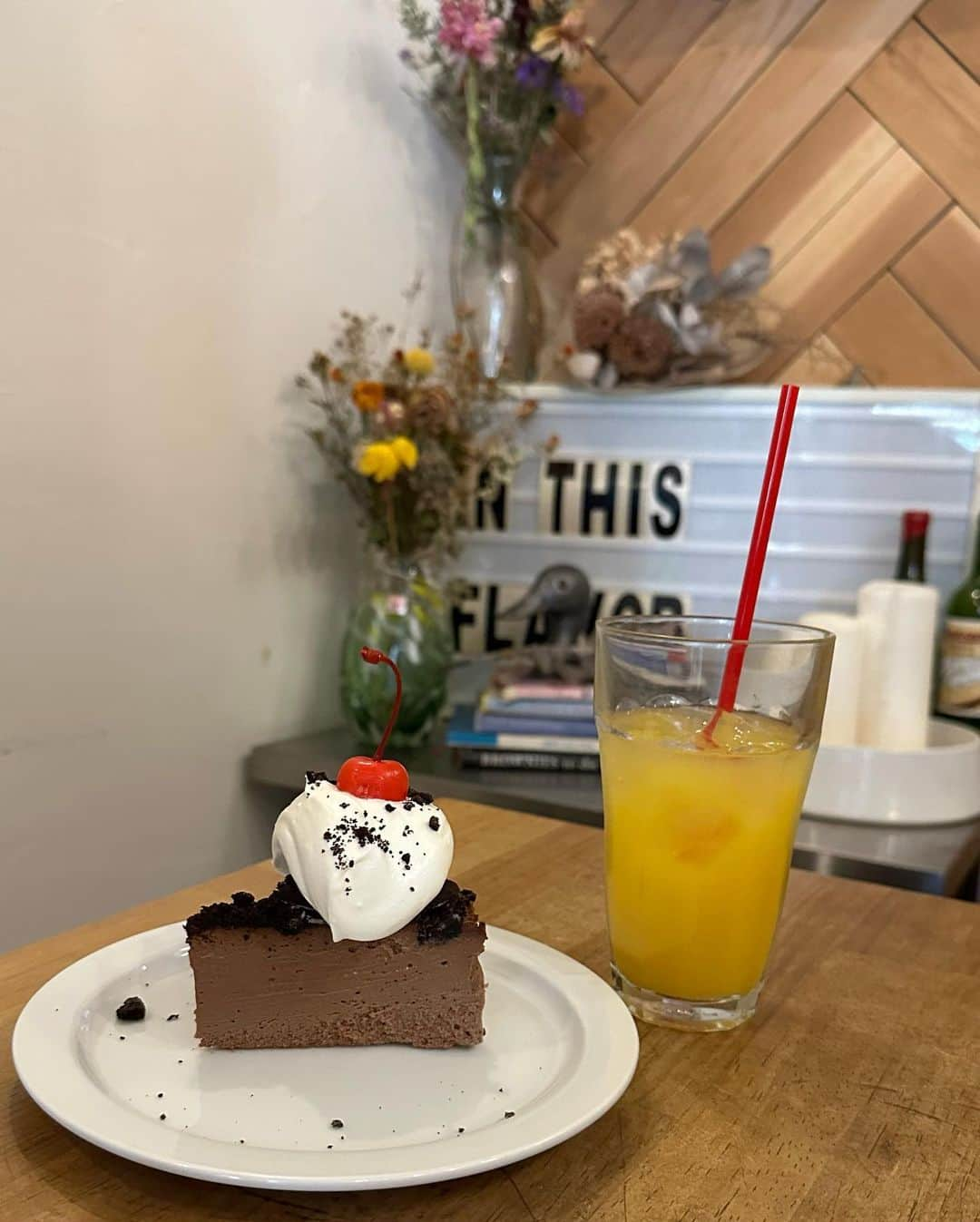 仲村和泉のインスタグラム：「🍰🤎 ⁡ ⁡ ⁡ ⁡ ⁡ ⁡ #名古屋カフェ #栄カフェ #ケーキ #ハンバーガー #名古屋ハンバーガー #cafe」