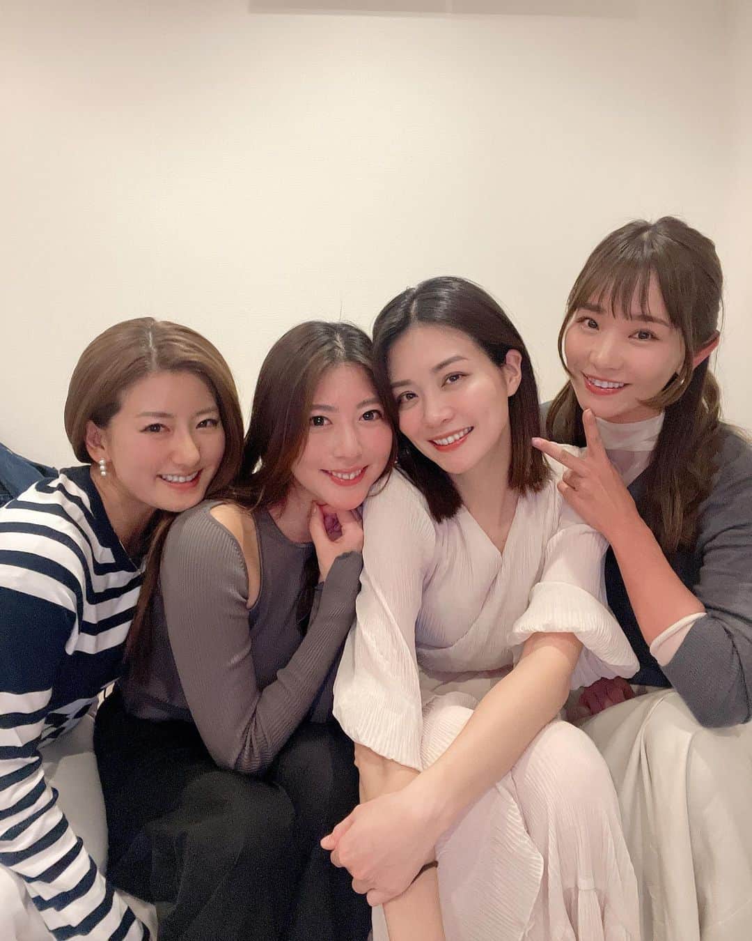 のインスタグラム：「こないだはまゆちゃん宅にお邪魔してホムパ🫶 ピザ4種類も食べれた🥳✨ 前回はあんちゃん、今回はおっぱのお誕生日が近くてお祝い🥂 楽しかった🤍 いつも美味しくて楽しい時間ありがとう🫶 皆しっかりしてて、いつも私はハッとします🤗  #ホムパ #ピザパーティー #女子会 #ootd」