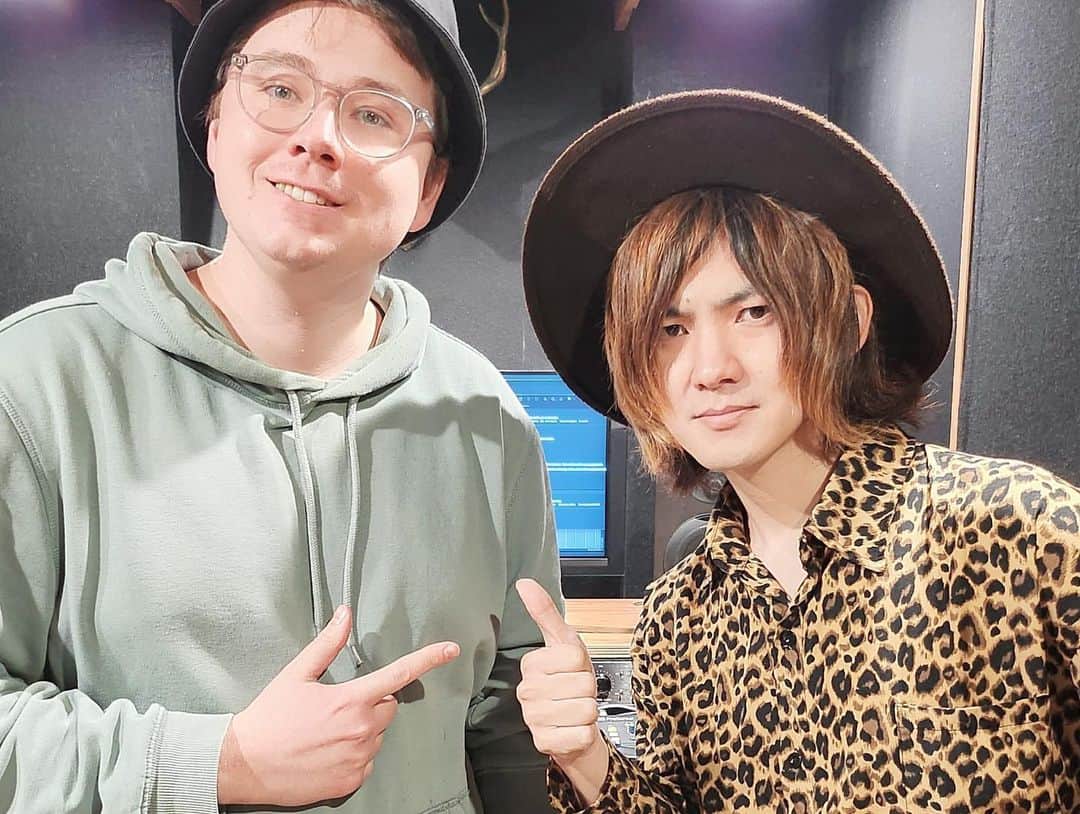 加部輝（ウルトラ寿司ふぁいやー）のインスタグラム：「スウェーデンに作曲修行に行った時、一緒に曲を作ってくれた8onが、#ビョーク さんツアーのマニピュレーターとして来日していたのでまた曲作りしました！  キンプリやキスマイ他多数の著名アーティストに楽曲提供されている彼💿  最高なセッションでした！  丁度3年前と全く同じ構図で写真撮った！w」