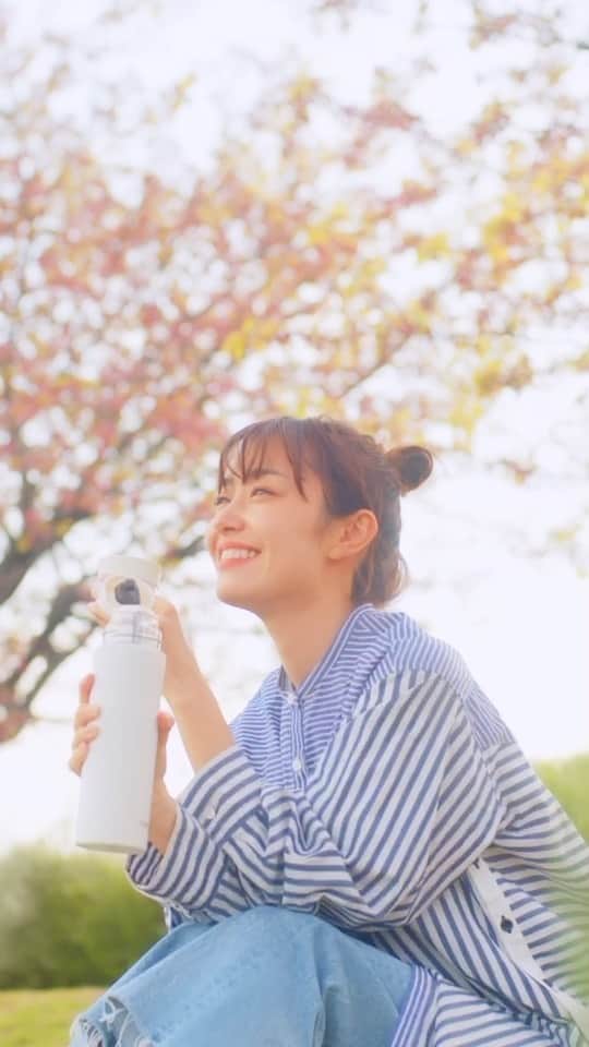 のインスタグラム：「サーモスさんのタンブラーや水筒などの撮影📸 こちらはオフショット集を頂きました🥹  桜の木の下でキャッチボール⚾️🌸 なんてアオハルーッ✨  とっても楽しかったです🤍 公開が楽しみ😋  #桜ひらひら #オフショットムービー  #thermos  #サーモス」