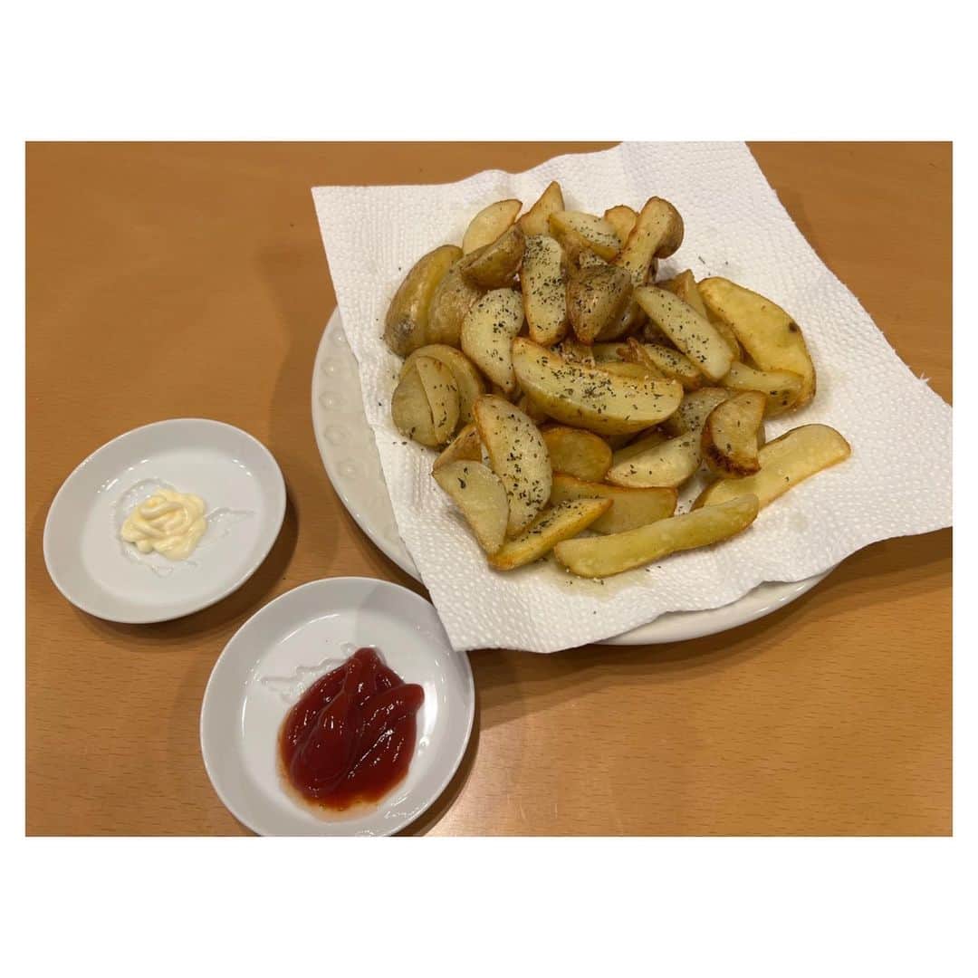 一木千洋のインスタグラム：「ポテトパーティー🎉  雨の日はポテトパーティ！ケチャップの他にもマヨネーズまで準備して芋を美味しく食べる気満々です。  ご飯の写真ばっかりで食べることが好きなのが伝わるインスタになってきました…。 美味しいご飯のためなら、運動もするし歯医者にも定期的に行く派です。  #ポテト #好物」