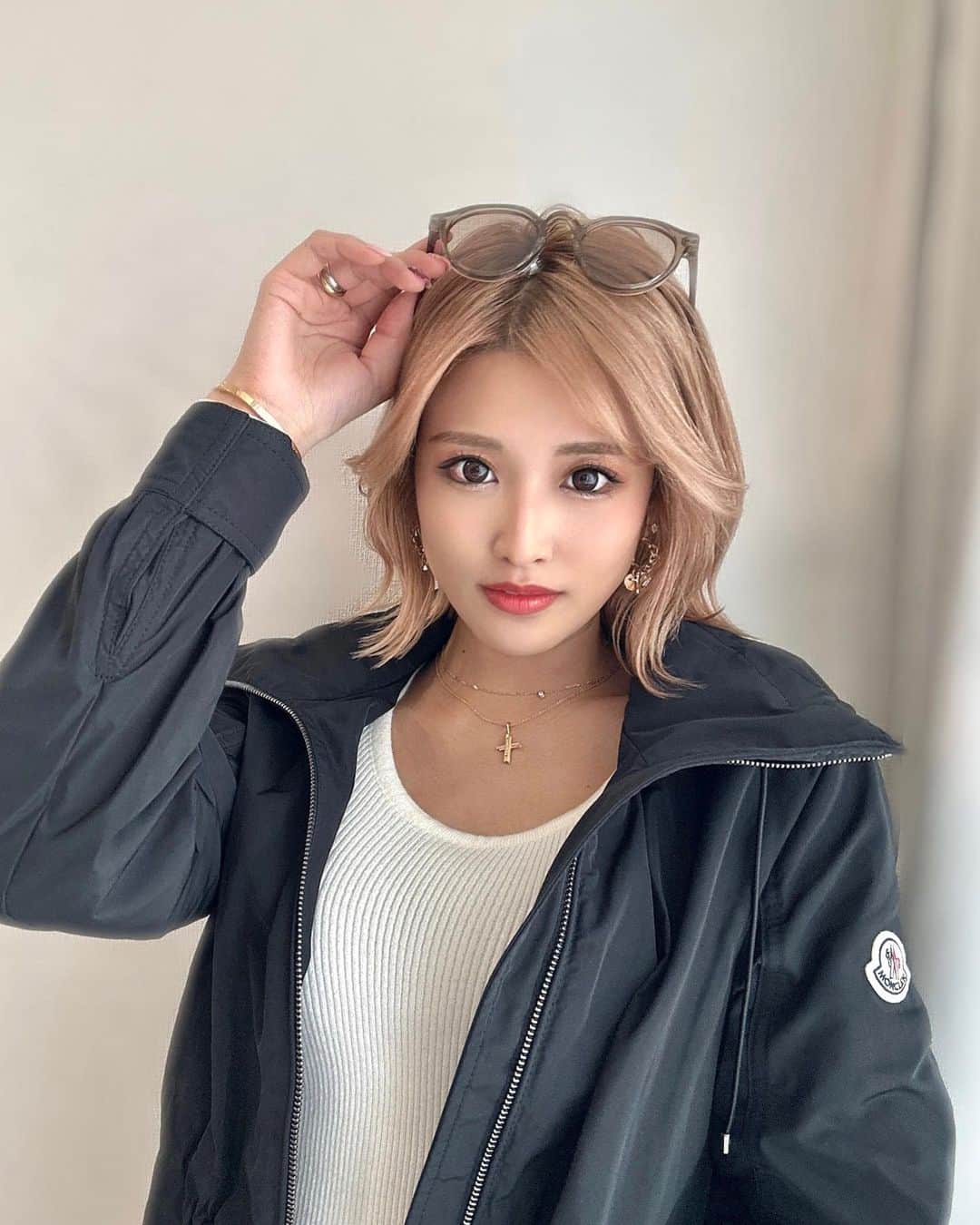 鈴木まりなのインスタグラム：「OOTD🖤 outer: @moncler  Knit: @attrangs_official」