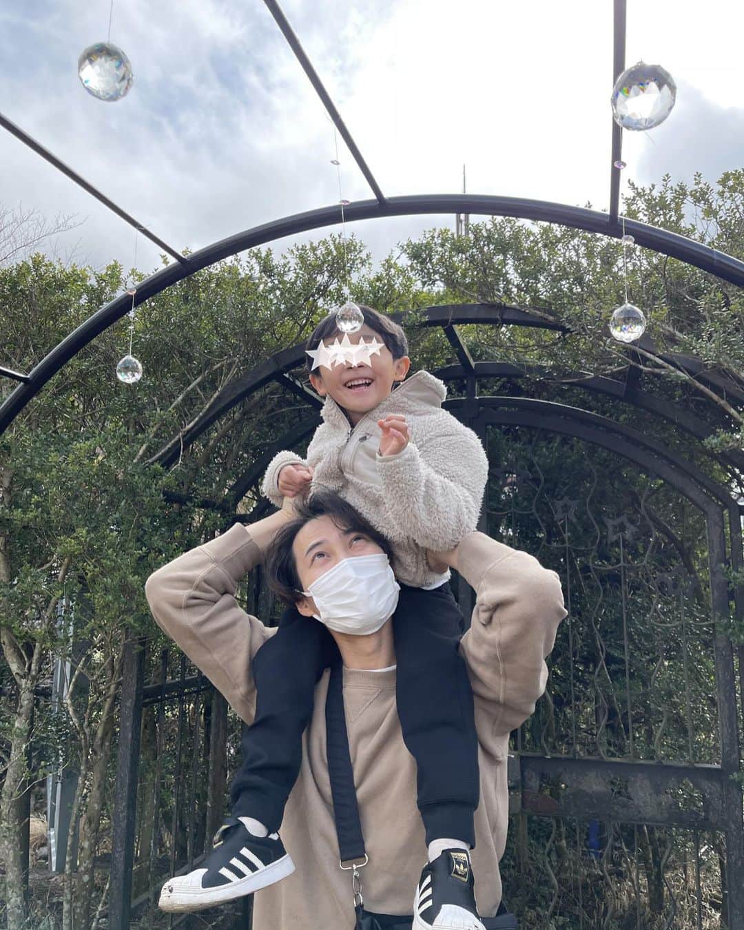 のインスタグラム：「⁡ ⁡ 先日、先輩に誘って頂き「星の王子さまミュージアム」に行ってきました。 ⁡ 先輩が出演していた星の王子さまの音楽朗読劇を観劇して感激しましてね……お誘いに即答でのりましたよ。 可愛らしい世界観と、可愛いだけじゃない、星の王子さまの物語の深みも感じられ、とてもいい時間を過ごしました。 ⁡ ただね…… ⁡ 高速大渋滞よ。 ⁡ 箱根の滞在時間より車中の滞在時間の方がえらく長かったわー。 ⁡ それもまた楽しかったけどね。 運転はお任せだったしね。 休憩したサービスエリアのコロッケそばがめちゃめちゃ美味しかったしね。 そして「うちの王子さま」は久しぶりにみほこちゃんと遊べてご満悦のご様子でしたしね……何より。 ⁡ ⁡ #星の王子さま #箱根 #大渋滞 #思い出に残るのは #きっと … #星の王子さまミュージアム より #コロッケそば  #うちの王子さま #大ハッスル」