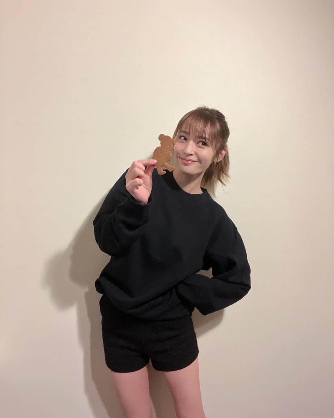 神部美咲のインスタグラム：「可愛いクッキー頂いた❣️ たぶん同じポーズです🧸🍪」